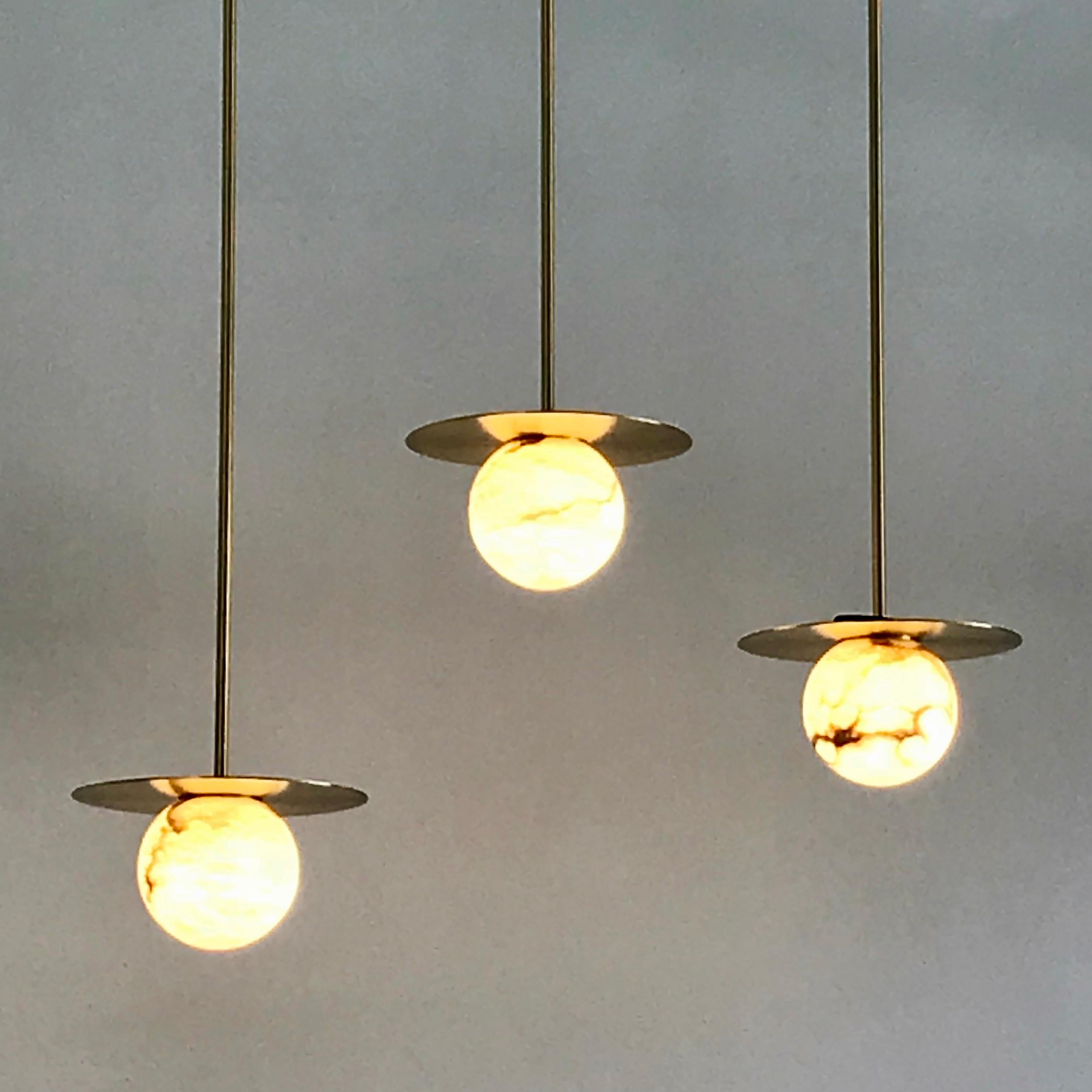 Italian Lampe Pendat italienne sur mesure 'Mini Alabaster Moon', en laiton satiné et albâtre en vente