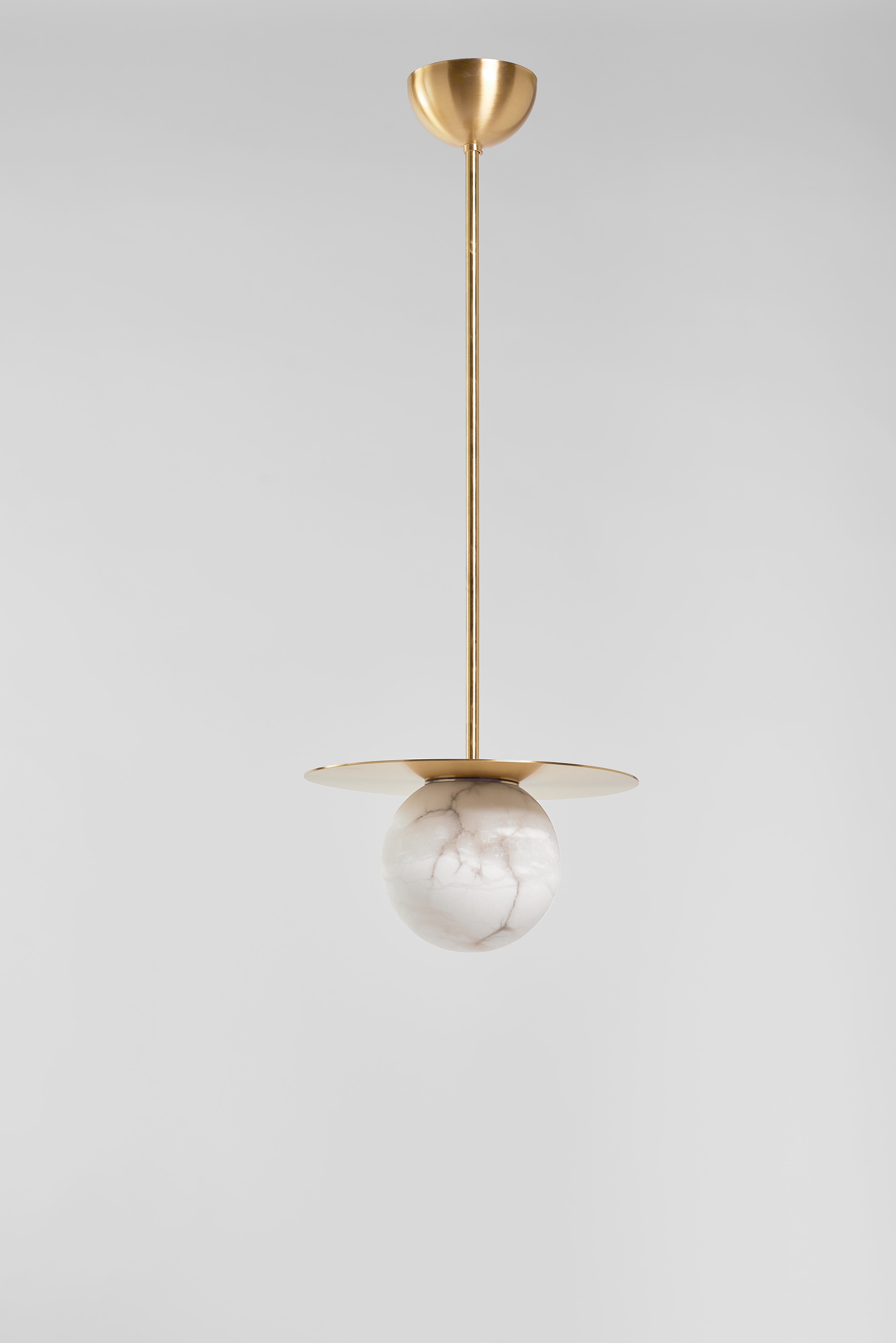 Dépoli Lampe Pendat italienne sur mesure 'Mini Alabaster Moon', en laiton satiné et albâtre en vente