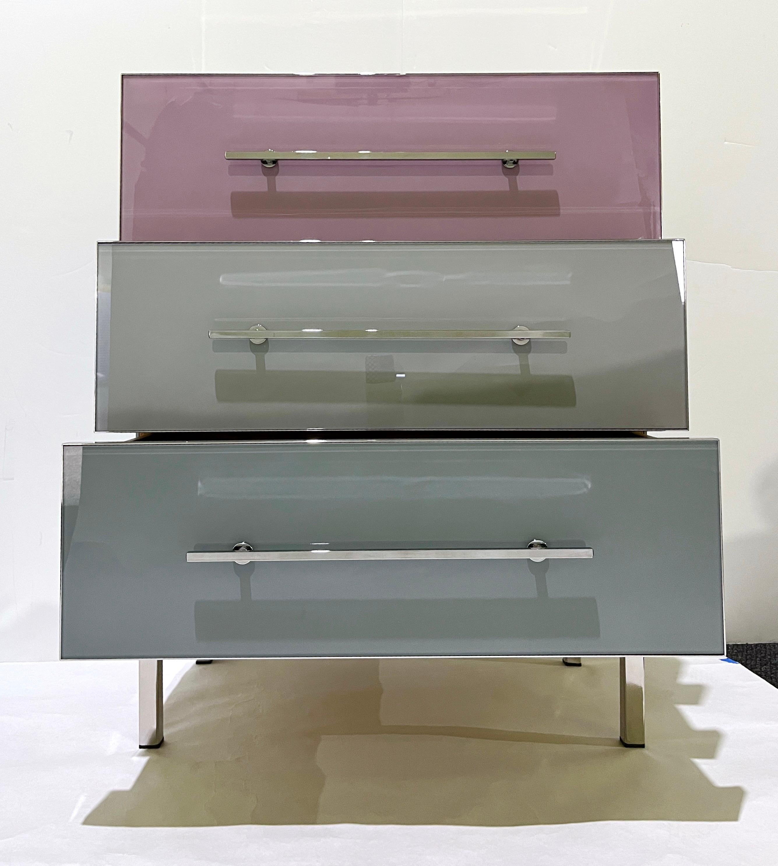 maßgeschneiderter italienischer postmoderner Nachttisch aus rosa und grauem Glas mit 3 Schubladen aus Nickel im Angebot 2