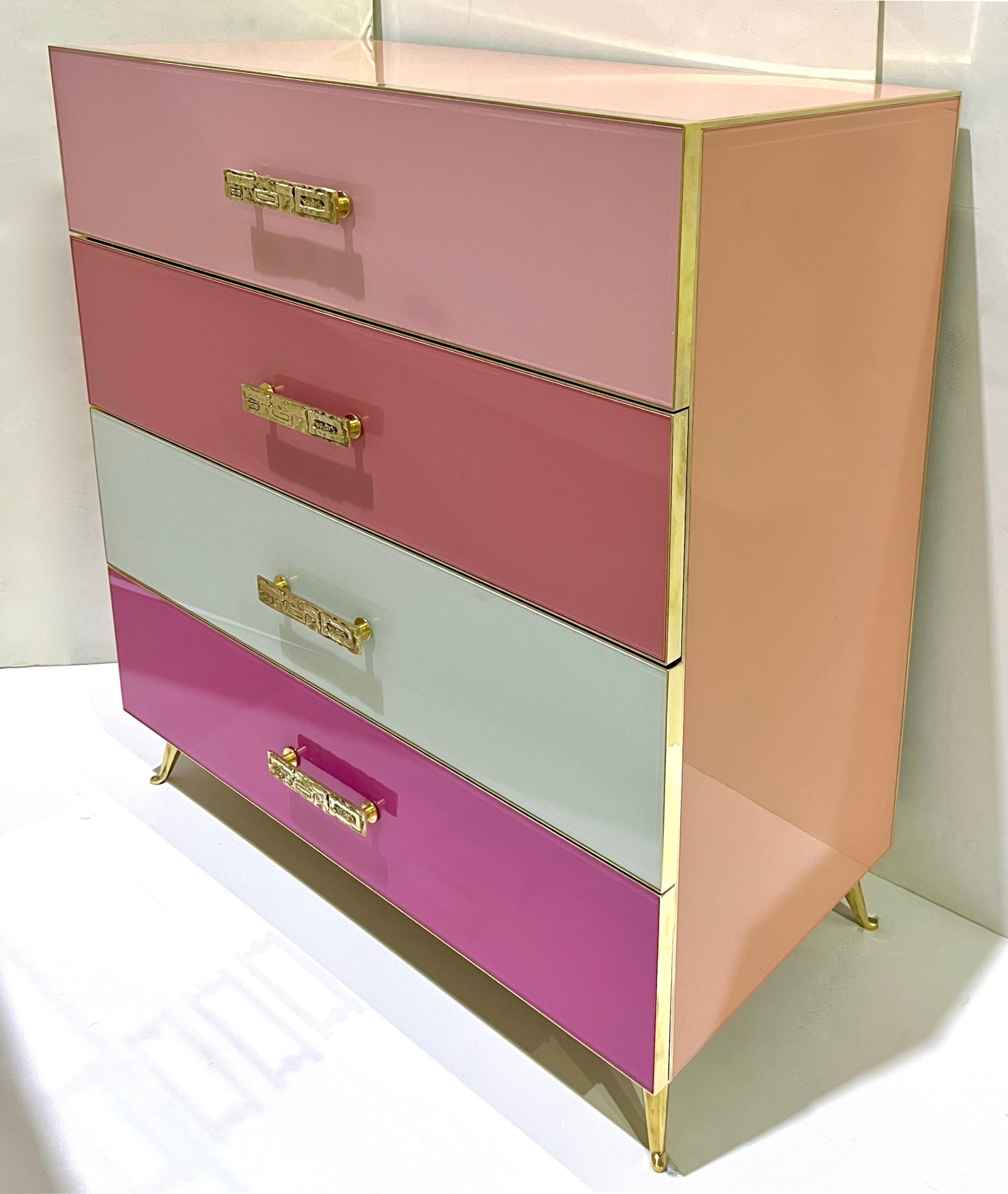 Ciò che amiamo di questo pezzo non è solo la funzionalità con i suoi 4 cassetti (con possibilità di scelta delle dimensioni), ma anche l'impatto artistico delle diverse tonalità in questo design minimalista personalizzabile con l'eccezionale