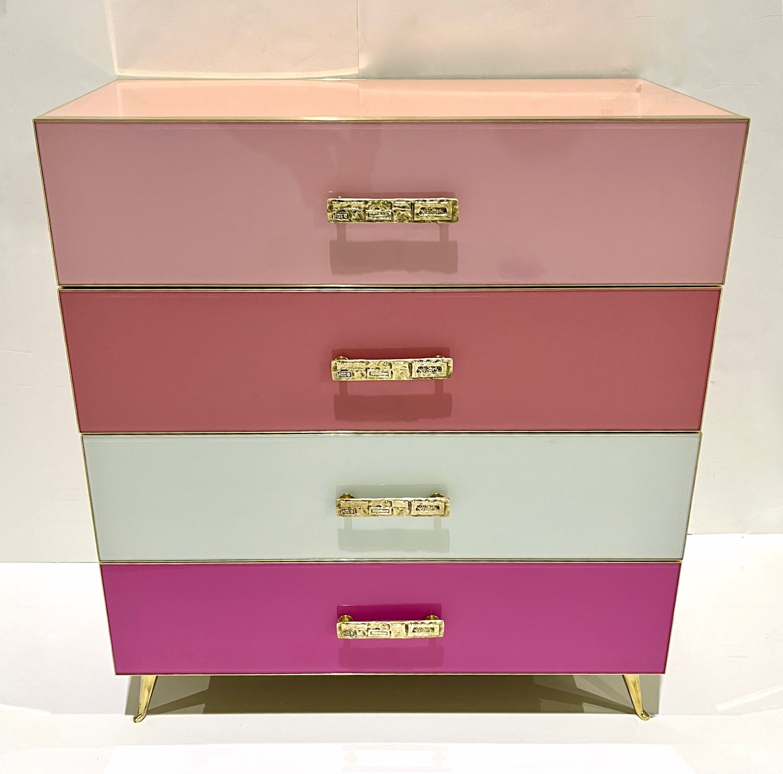Postmoderne Coffre à semainier à 4 tiroirs en verre, rose blush blanc, post-moderne italien sur mesure en vente