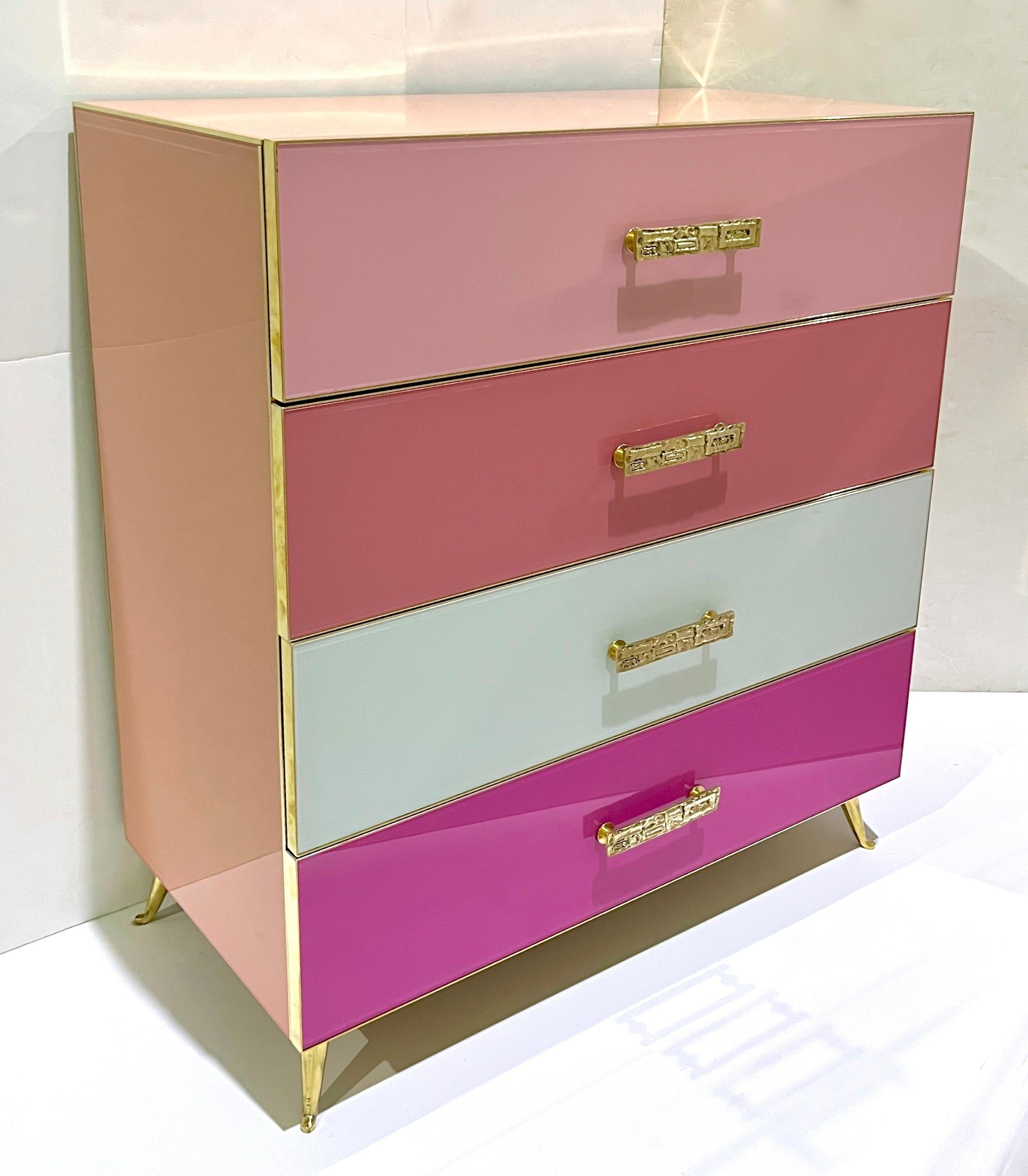 Italiano Cassettiera a 4 cassetti Bespoke Italian Post-Modern Pink Rose Blush White Glass in vendita