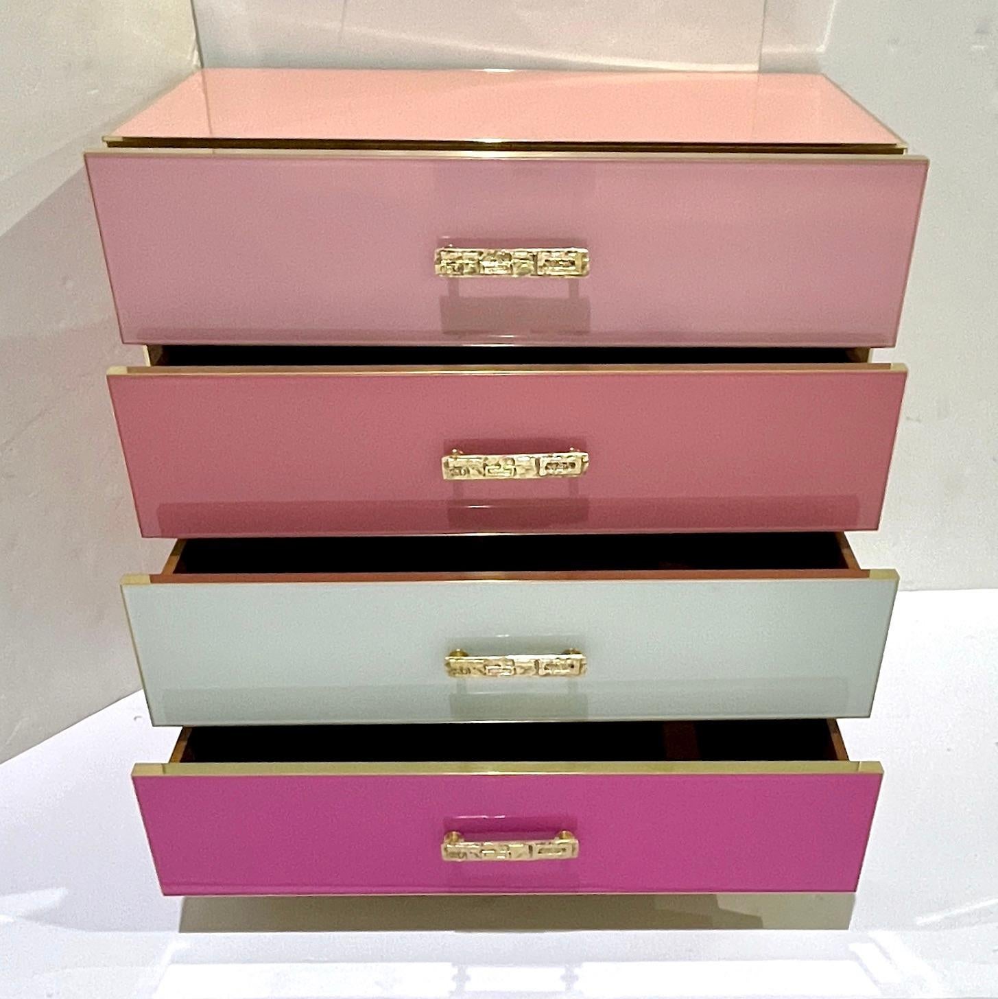 Italienische postmoderne Semainier-Kommode mit 4 Schubladen aus rosa, bläulich, weißem, weißem Glas, maßgeschneidert im Zustand „Neu“ im Angebot in New York, NY