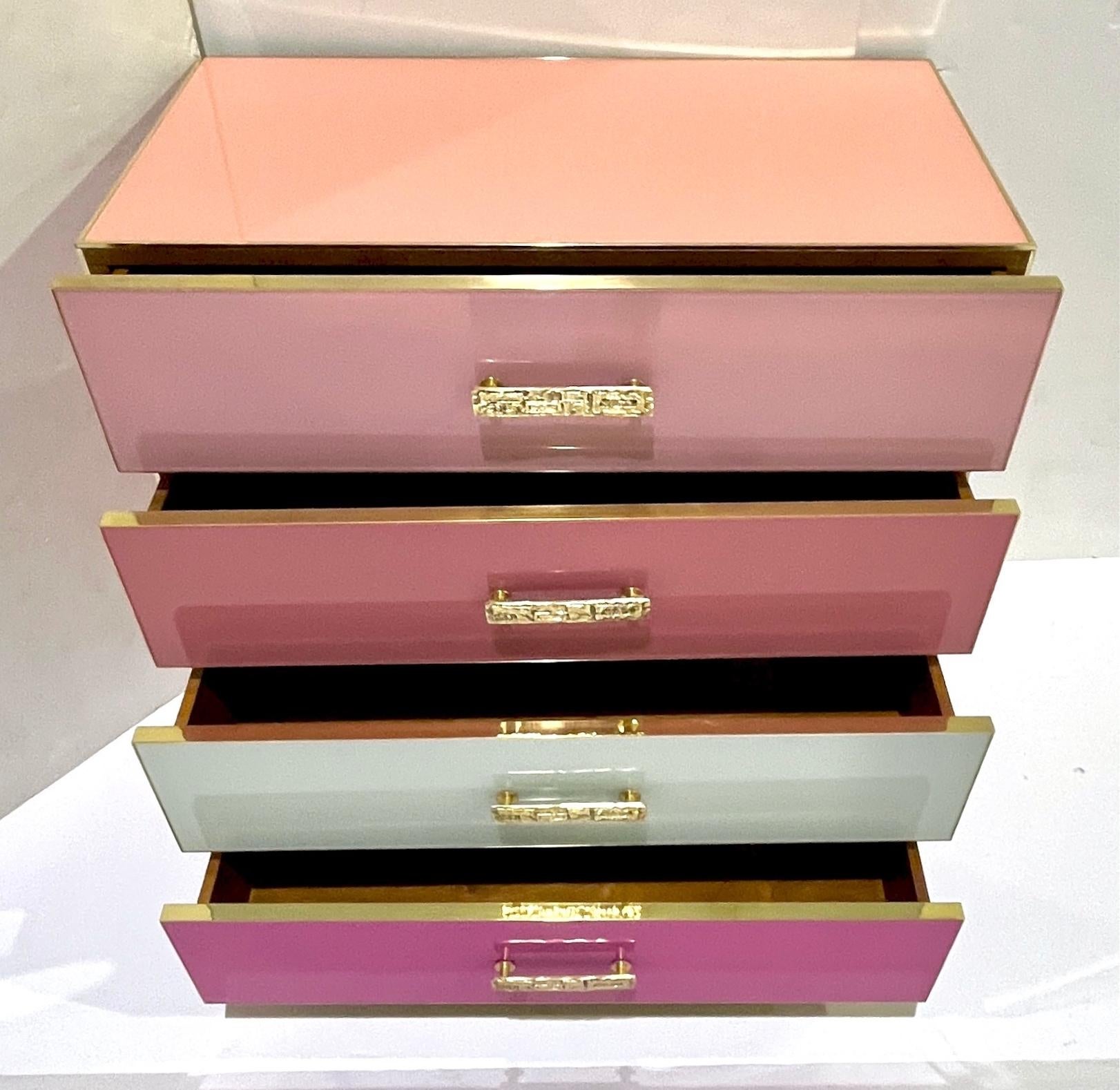 Italienische postmoderne Semainier-Kommode mit 4 Schubladen aus rosa, bläulich, weißem, weißem Glas, maßgeschneidert im Angebot 2