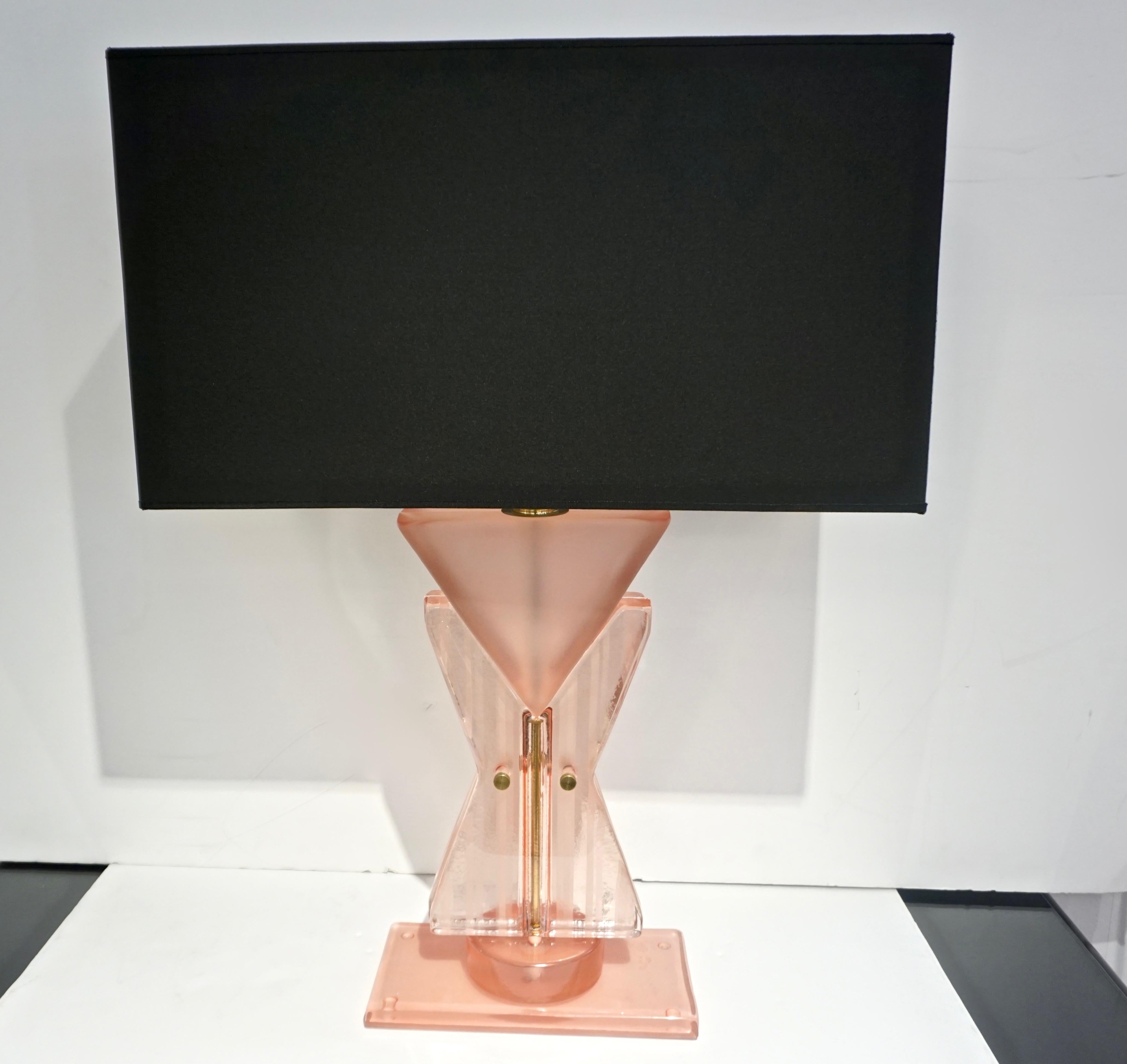Une amusante lampe de table / bureau moderniste, une création organique contemporaine entièrement réalisée à la main en Italie, la forme géométrique inspirée par le design d'un costume de mode, la partie centrale cintrée en double verre cristal rose