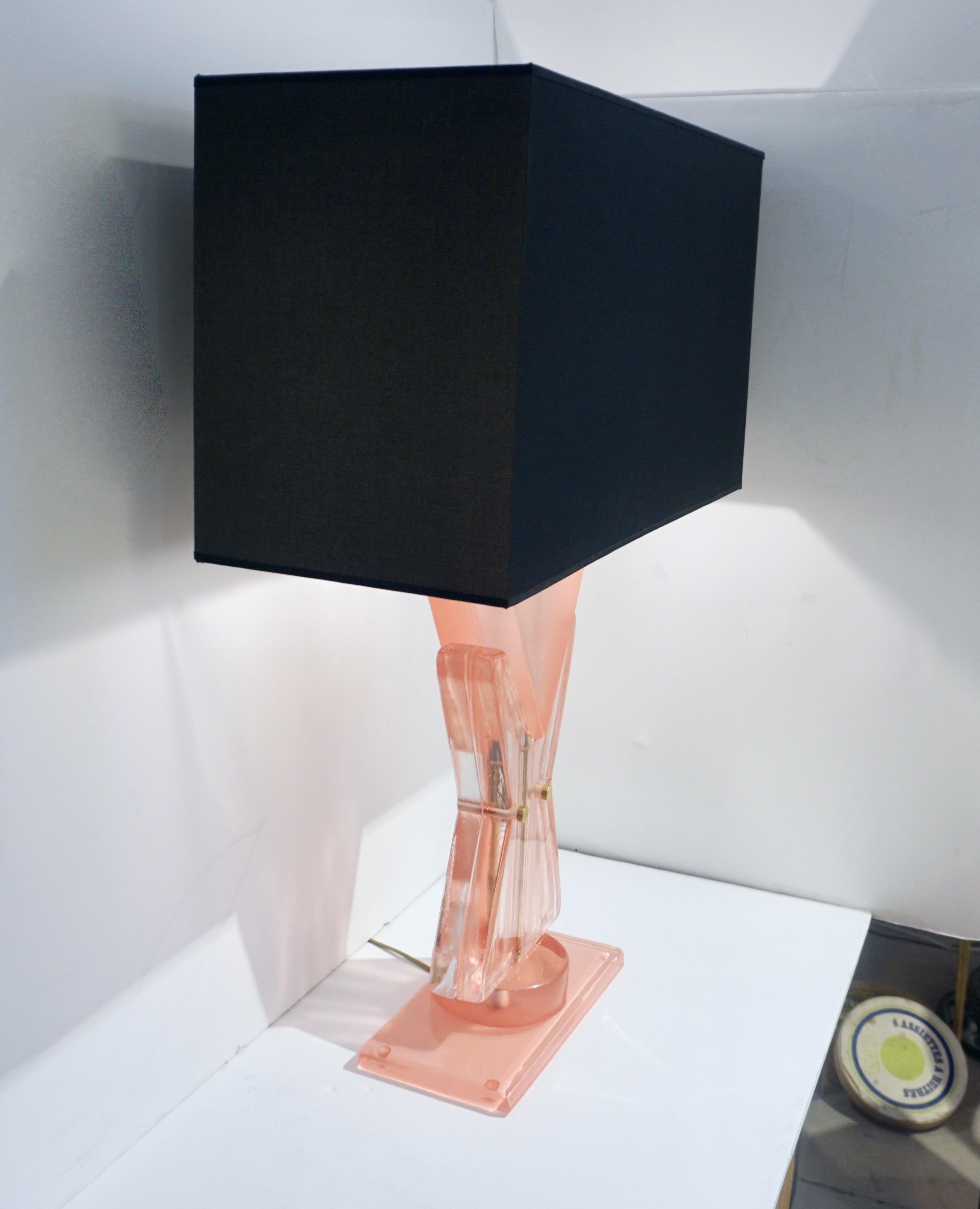 XXIe siècle et contemporain Lampe de bureau italienne sur mesure de style post-moderne en verre de Murano rose et rose, de couleur géométrique en vente