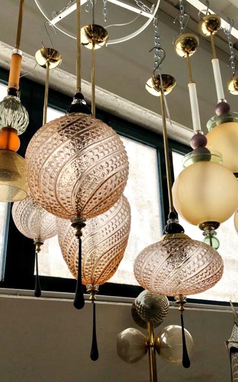 Lampe à suspension italienne ronde en laiton et cristal de Murano noir et rose, sur mesure en vente 1