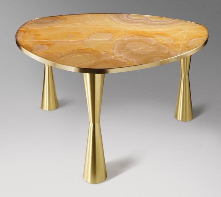 Bespoke Italian Satellite Honey Gold Onyx Oval Dining Table on Satin Brass Legs In New Condition For Sale In New York, NY