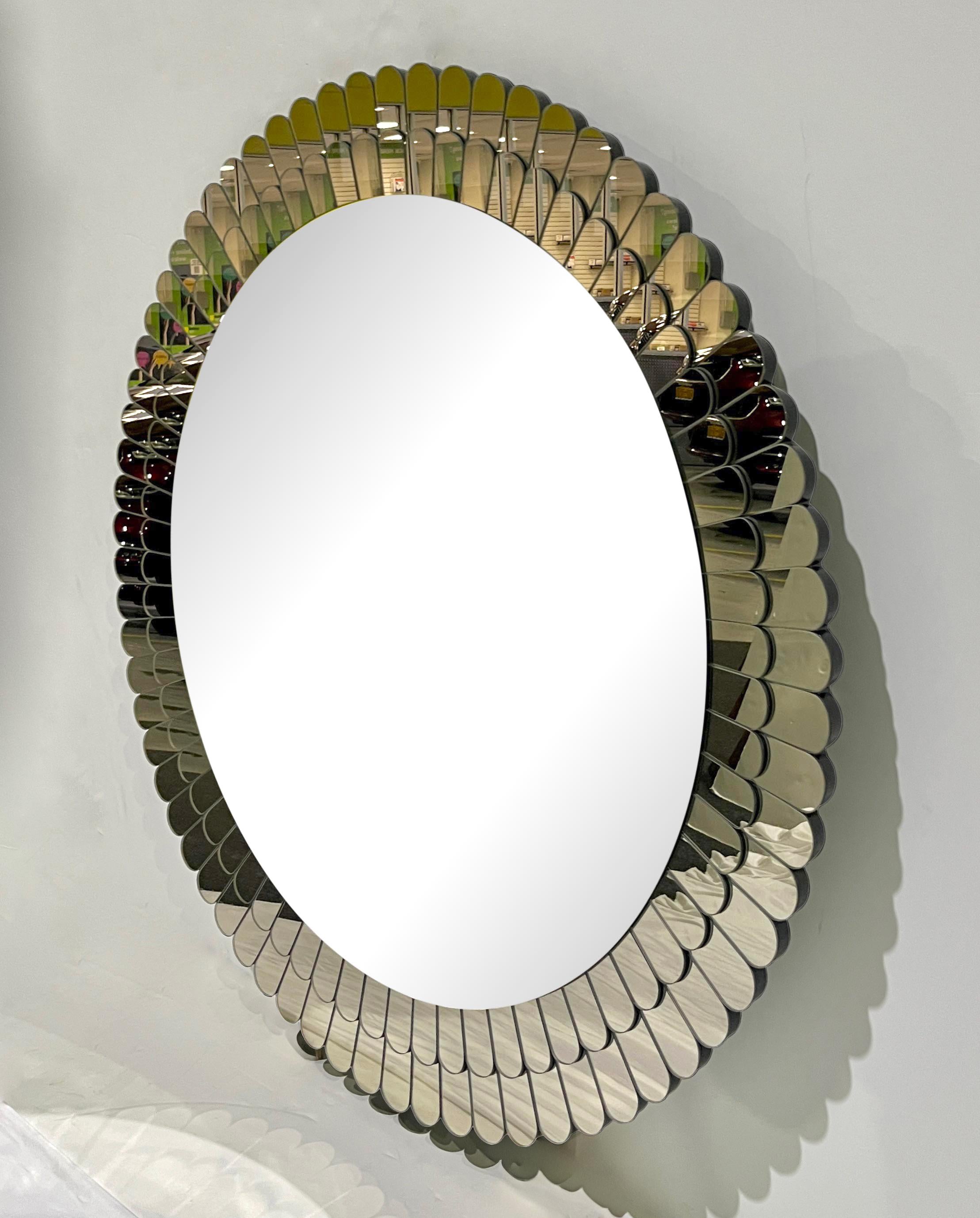Organique Miroir rond en verre de Murano à double cadre festonné en bronze fumé, fait sur mesure par des italiens en vente
