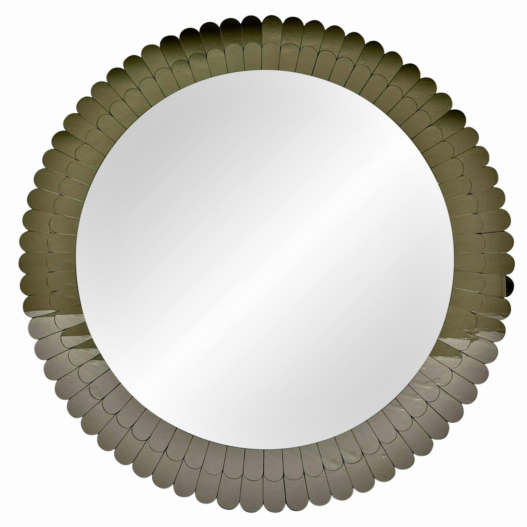 Elegant miroir sculpture de grande forme ronde, entièrement réalisé à la main en Italie, plus haute qualité de construction et attention aux détails : le double cadre festonné en verre de Murano miroité bronze fumé est composé de pétales individuels