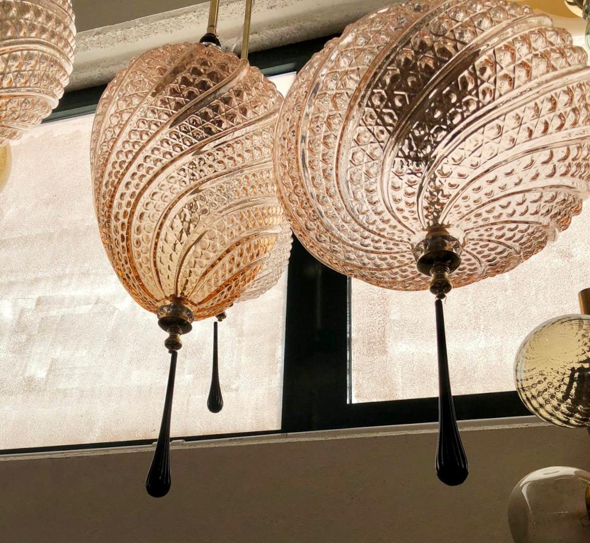 Ensemble italien sur mesure de 4 lampes à suspension en laiton et verre de Murano en cristal noir et rose Neuf - En vente à New York, NY
