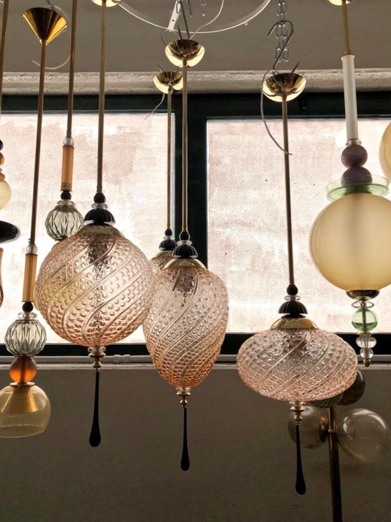 XXIe siècle et contemporain Ensemble italien sur mesure de 4 lampes à suspension en laiton et verre de Murano en cristal noir et rose en vente