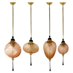 Set di 4 luci a sospensione in ottone con cristallo di Murano nero e rosa, realizzate su misura per l'Italia