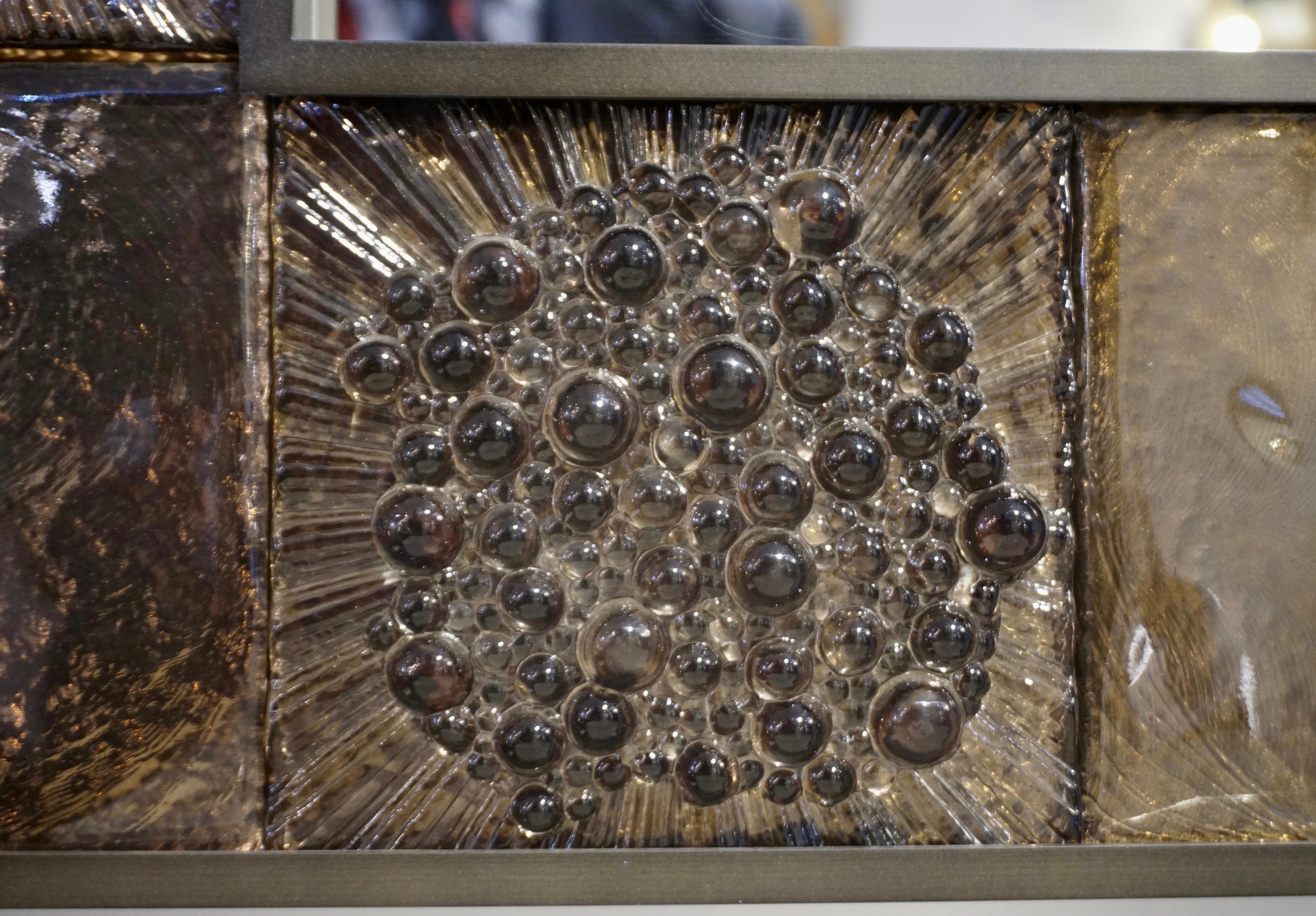 Maßgeschneiderter italienischer gespiegelter Muranoglas-Fliesenspiegel mit Geometrischer Bronzefliesenform aus geräuchertem Bernstein im Angebot 4