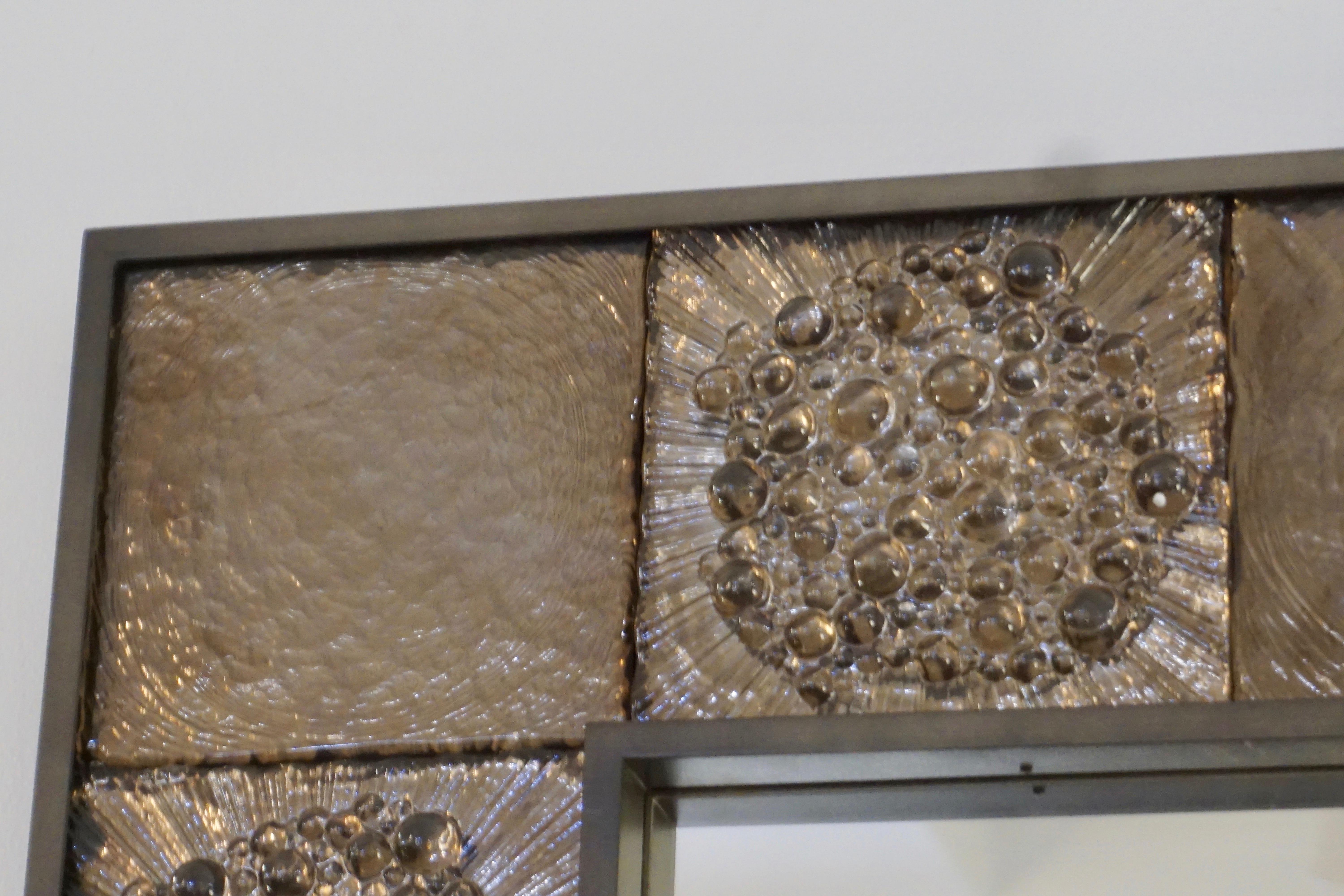Maßgeschneiderter italienischer gespiegelter Muranoglas-Fliesenspiegel mit Geometrischer Bronzefliesenform aus geräuchertem Bernstein im Angebot 5