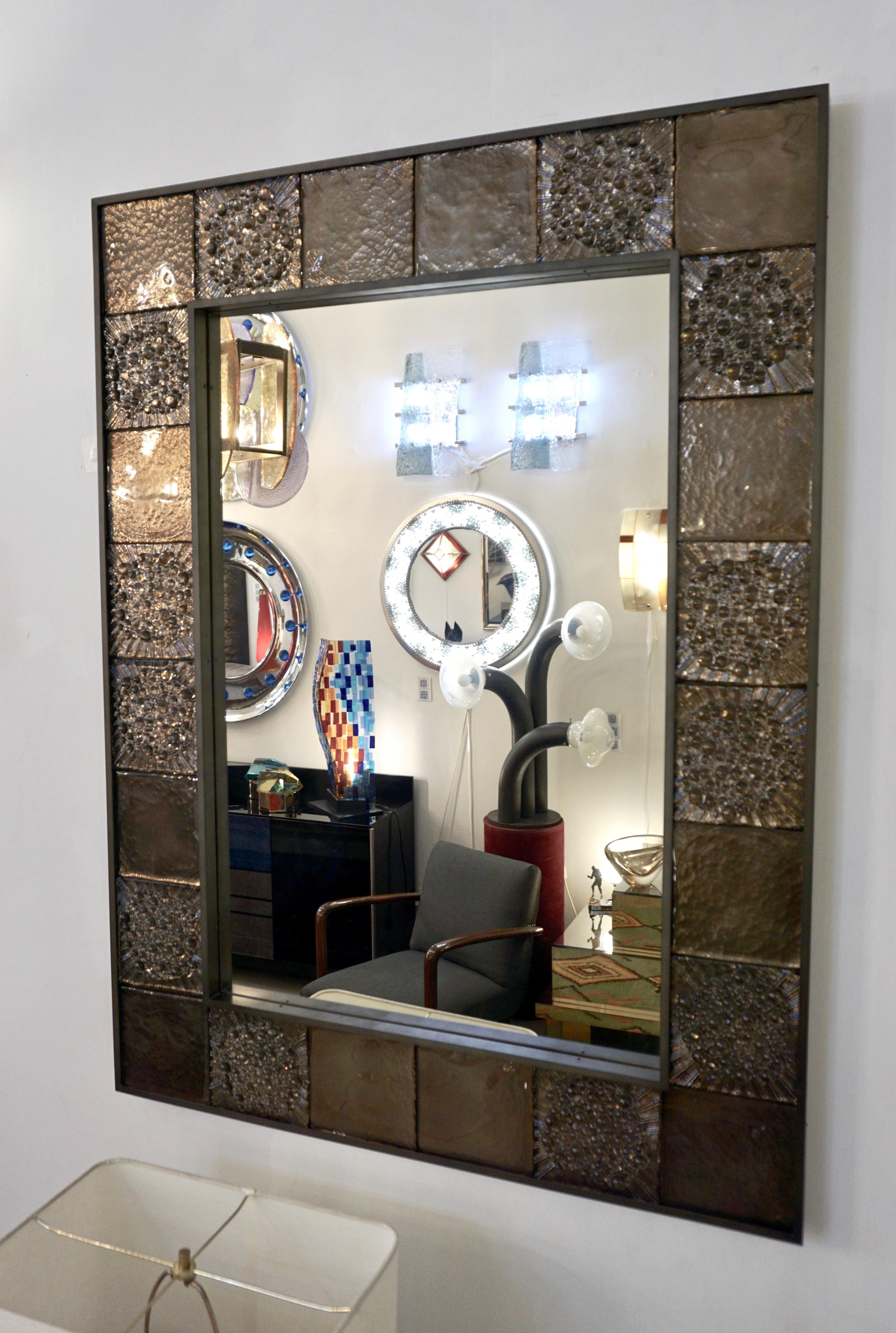 Maßgeschneiderter italienischer gespiegelter Muranoglas-Fliesenspiegel mit Geometrischer Bronzefliesenform aus geräuchertem Bernstein im Angebot 9