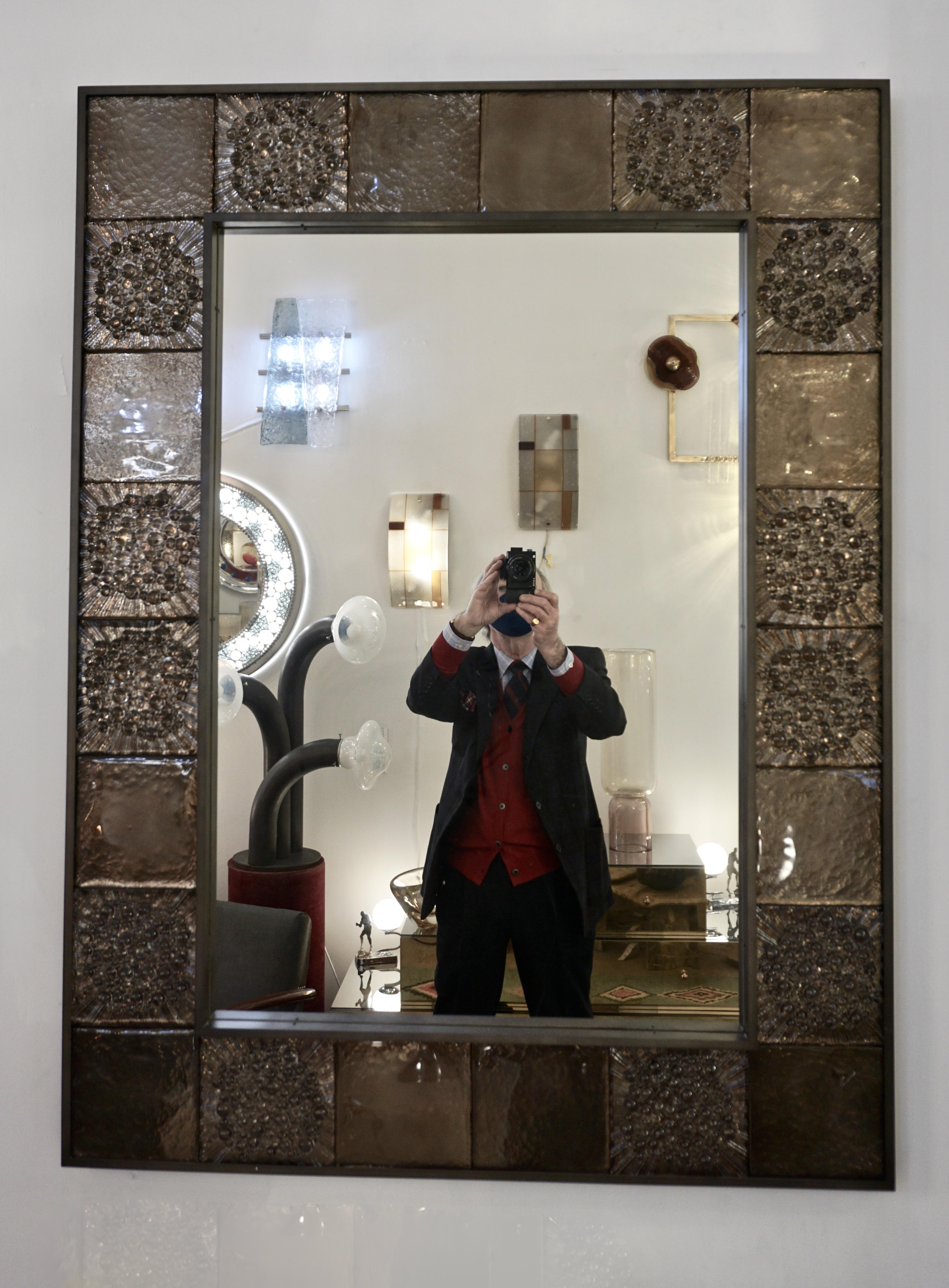 Miroir italien sur mesure en verre de Murano en miroir ambré fumé et carreaux de bronze géométriques en vente 1