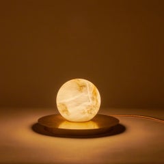 Lampe de table italienne sur mesure 'Mini Alabaster Moon' en laiton satiné et albâtre