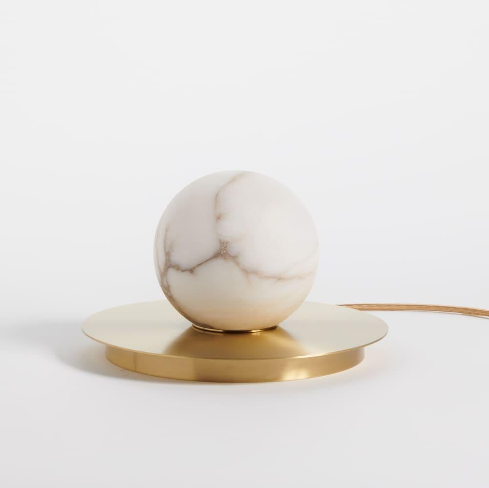 Mid-Century Modern Lampe de table italienne sur mesure 'Mini Alabaster Moon' en laiton satiné et albâtre en vente