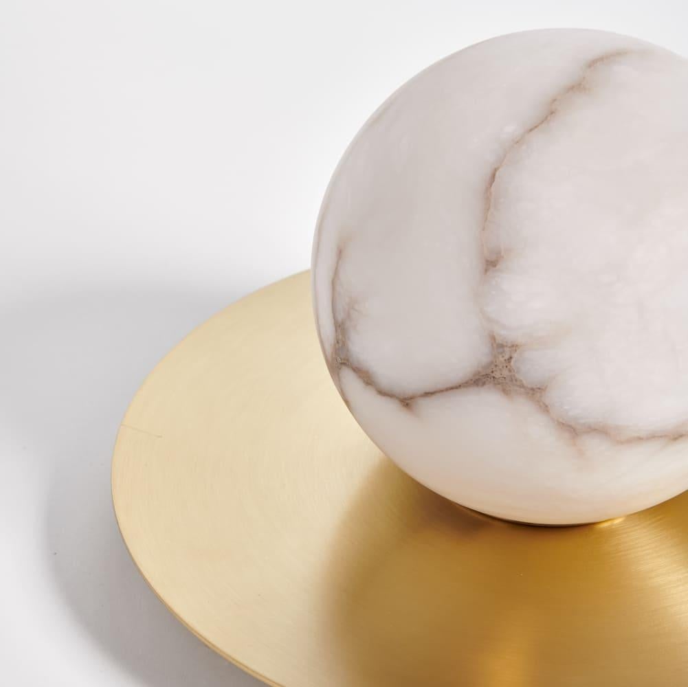 Italian Lampe de table italienne sur mesure 'Mini Alabaster Moon' en laiton satiné et albâtre en vente