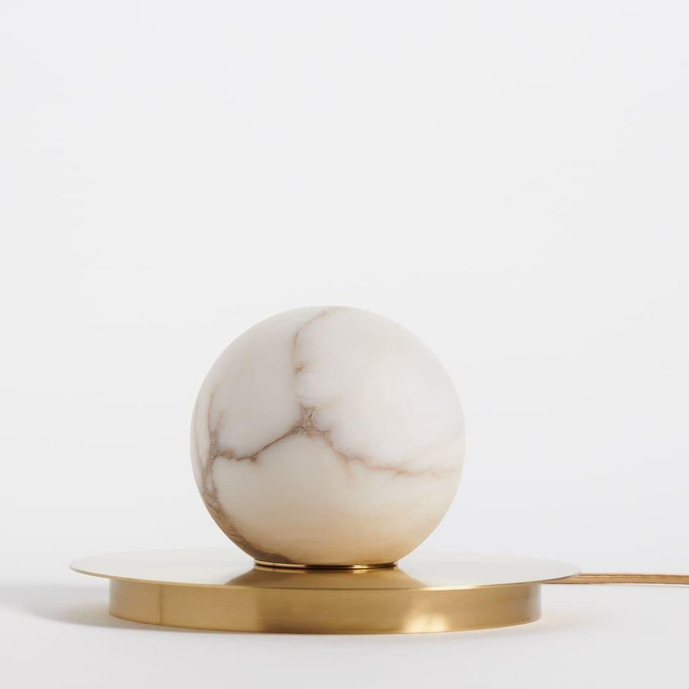 Galvanisé Lampe de table italienne sur mesure 'Mini Alabaster Moon' en laiton satiné et albâtre en vente