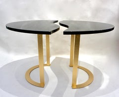 Paire de tables d'appoint ovales doubles en laiton texturé et granit noir, italiennes, sur mesure