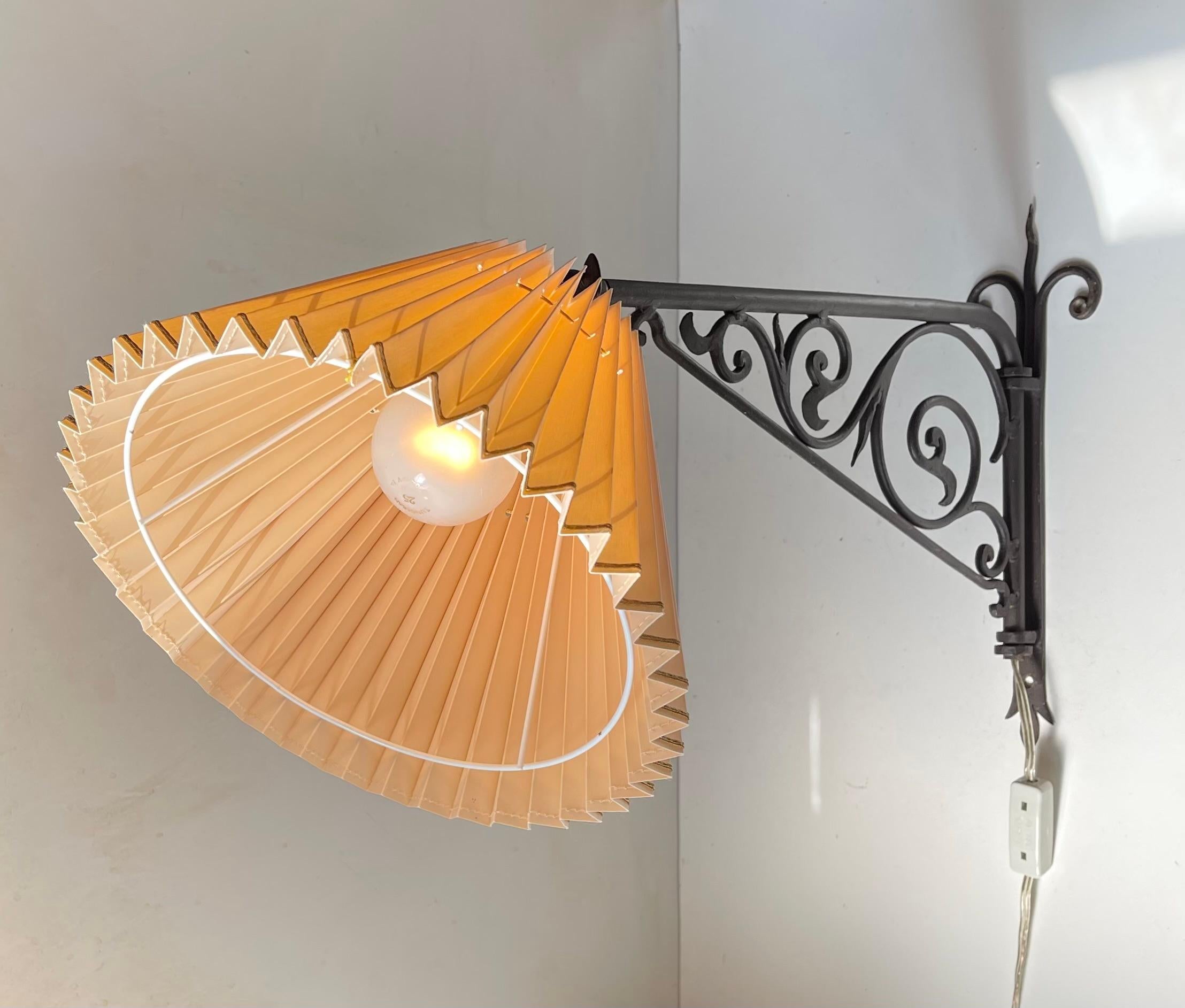 Arts and Crafts Bespoke Italian Wall Sconce in Hand-Welded Wrought Iron For Sale