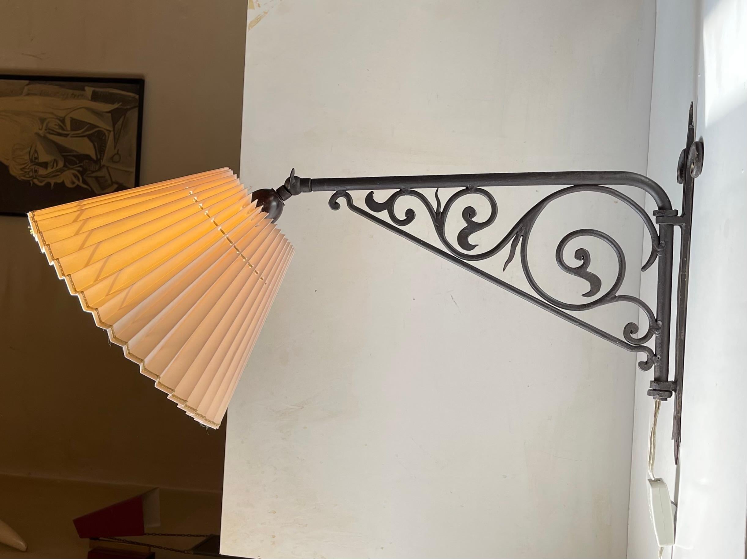 Bespoke Italian Wall Sconce in Hand-Welded Wrought Iron In Good Condition For Sale In Esbjerg, DK