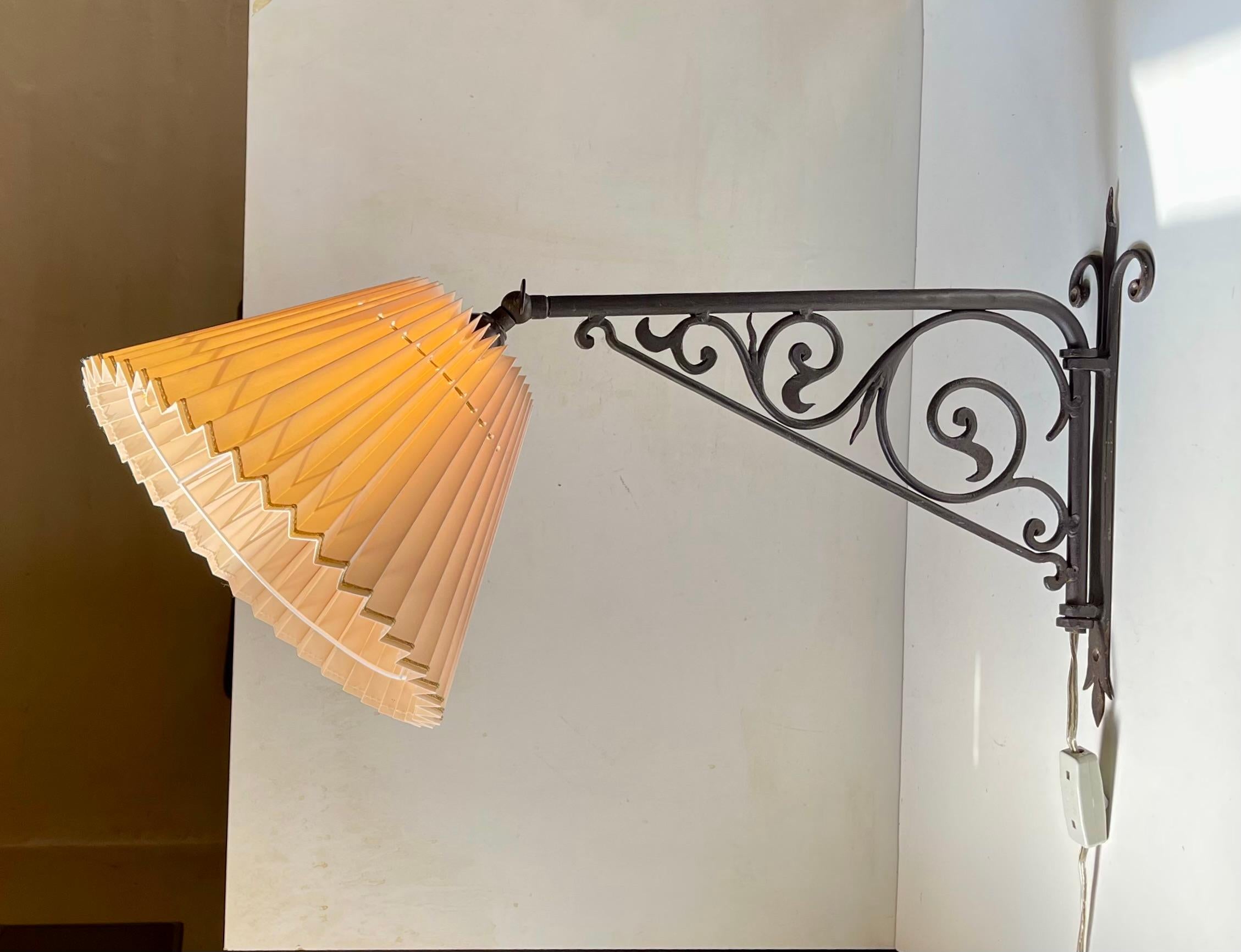 20th Century Bespoke Italian Wall Sconce in Hand-Welded Wrought Iron For Sale