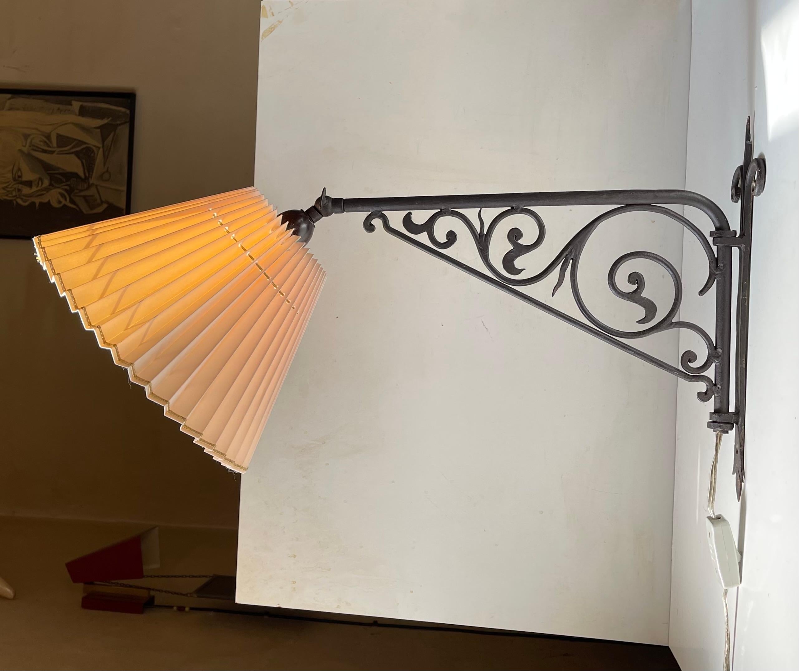 Bespoke Italian Wall Sconce in Hand-Welded Wrought Iron For Sale 2