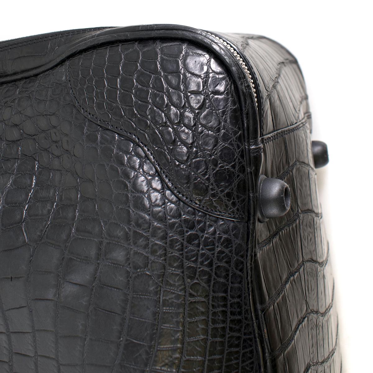 Bespoke large black matte crocodile leather suitcase In Good Condition For Sale In London, GB