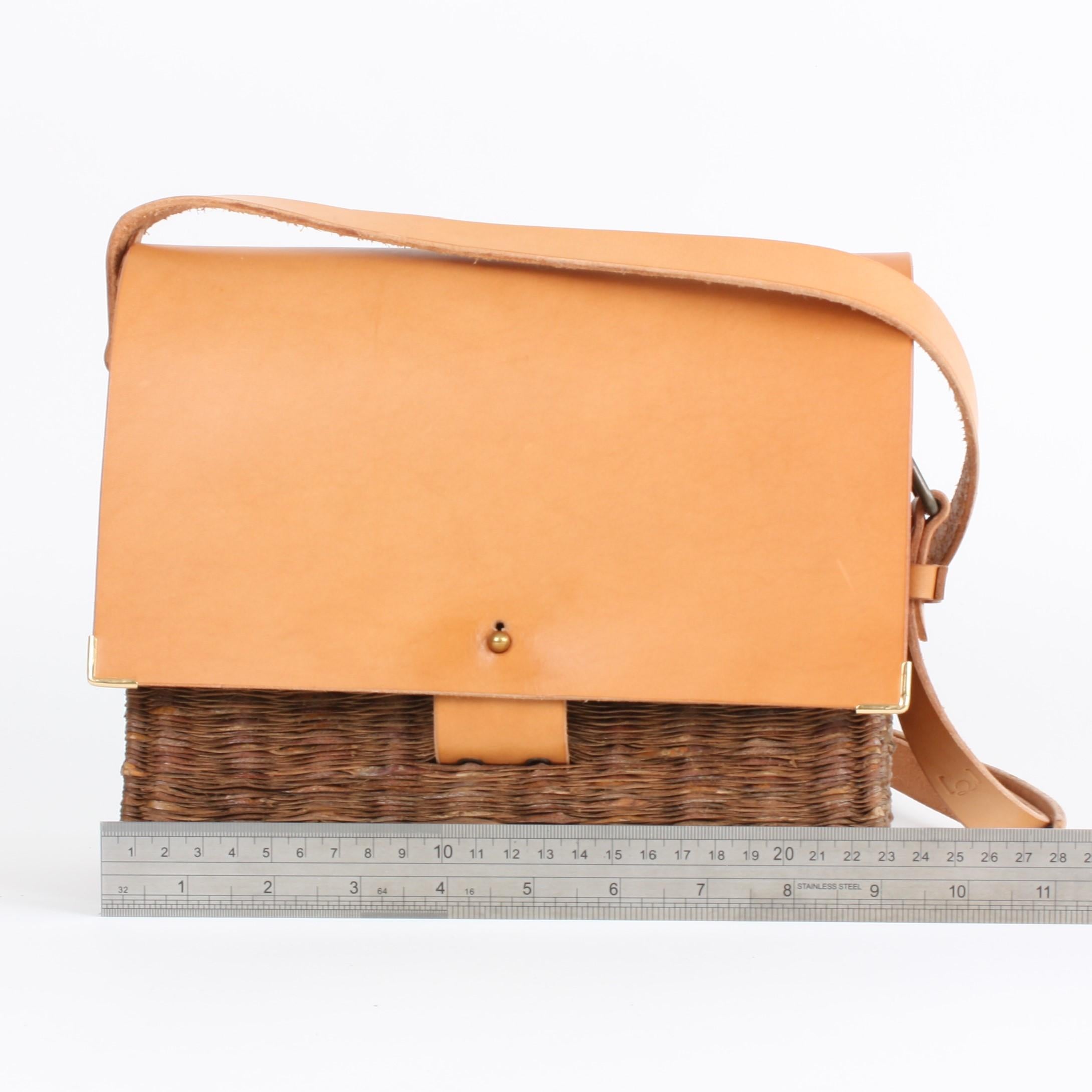 Bespoke Leather and Willow Bark Crossbody Bag - Le Dévoué For Sale 5