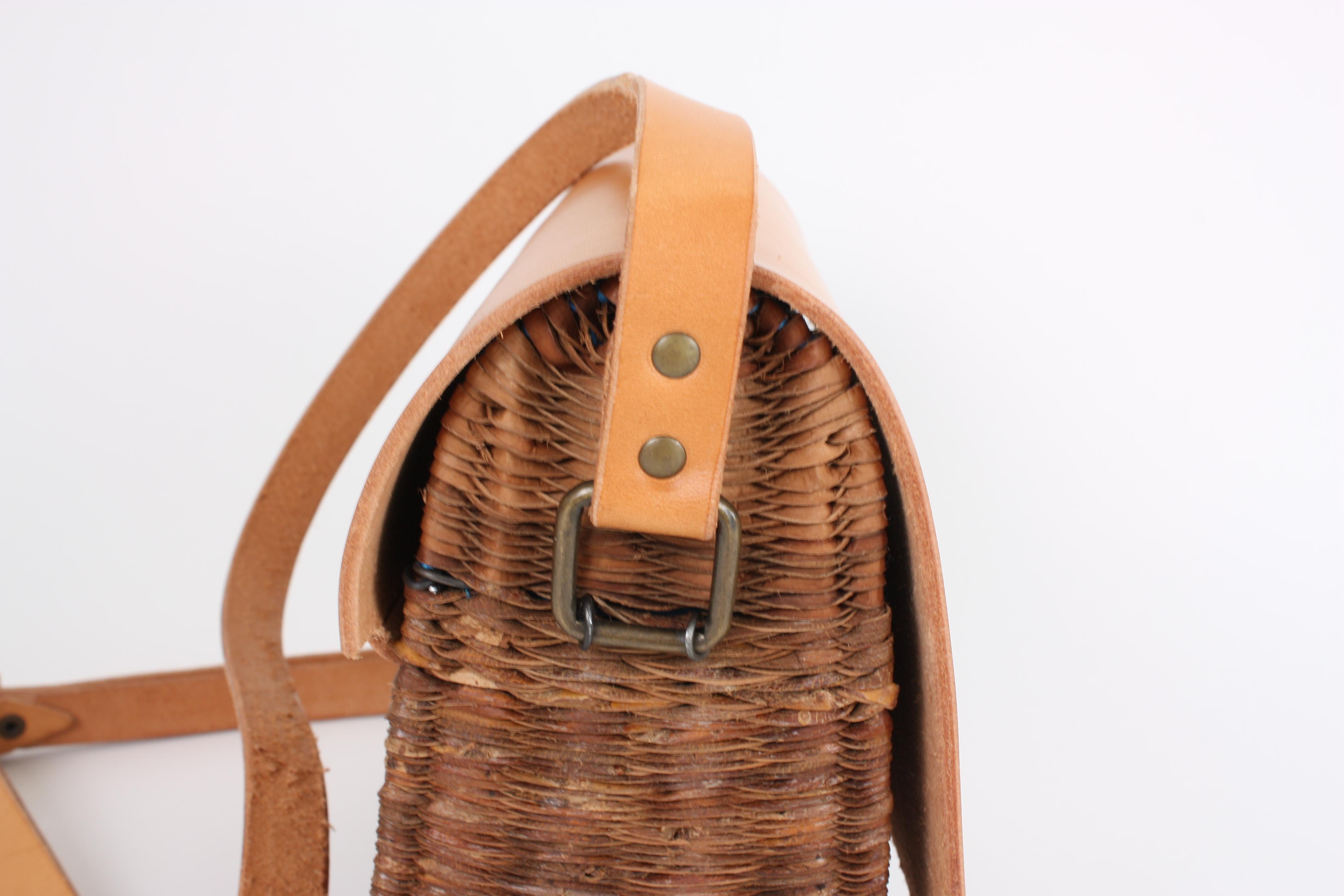 Bespoke Leather and Willow Bark Crossbody Bag - Le Dévoué For Sale 2