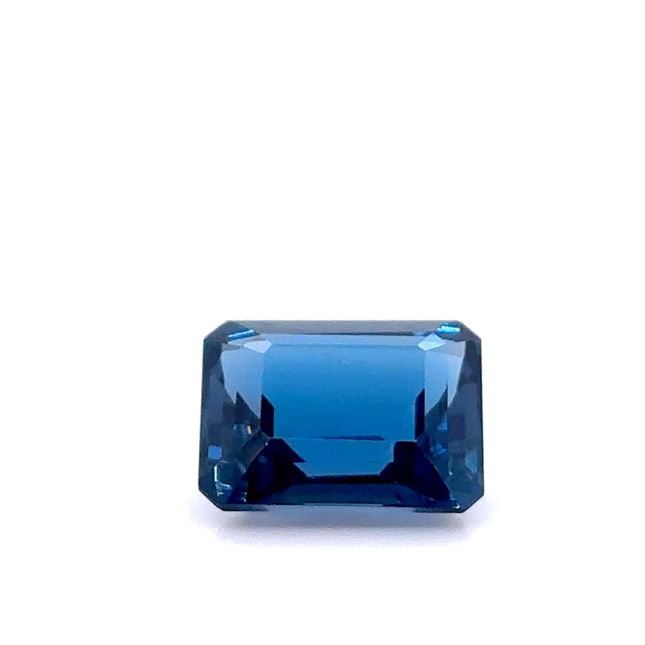 Une topaze bleue de Londres taille émeraude pesant 8,35ct.

Métal : N/A
Carat : 8.35ct
Couleur : Bleu
Clarté : N/A
Coupe : Émeraude
Poids : N/A
Gravures/Marquages : N/A

Taille/Mesure : 12.55mm x 10.15mm x 6.57mm

État actuel : Excellent - Conforme