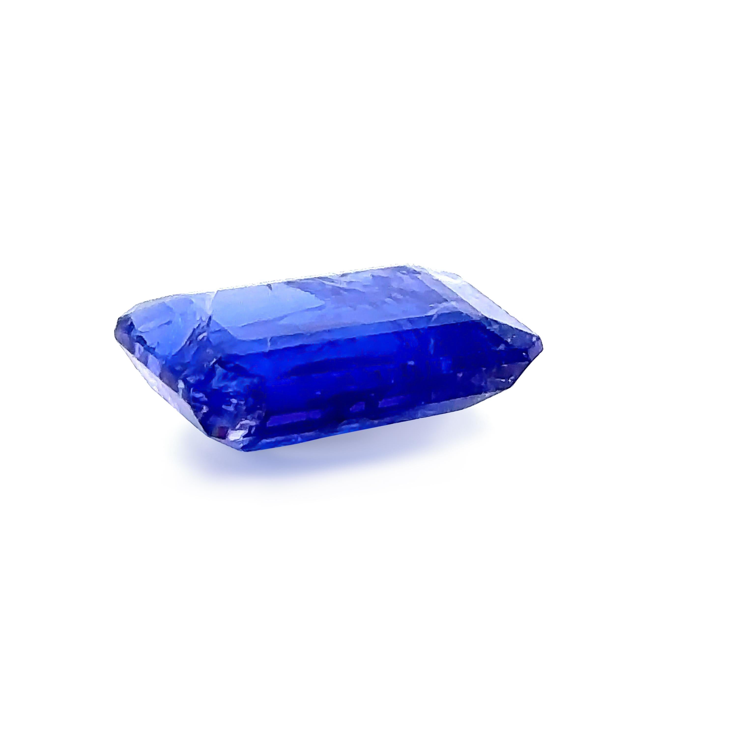 Ein loser, natürlicher Tansanit im Smaragdschliff, von tief violettblauer Farbe, mit einem Gewicht von 7,68ct. 14,29 x 9,93 x 5,45 mm.

Metall: N/A
Karat: 7,68ct
Farbe: Tiefes Violettblau
Klarheit: N/A
Schliff: Smaragd-Schliff
Gewicht: