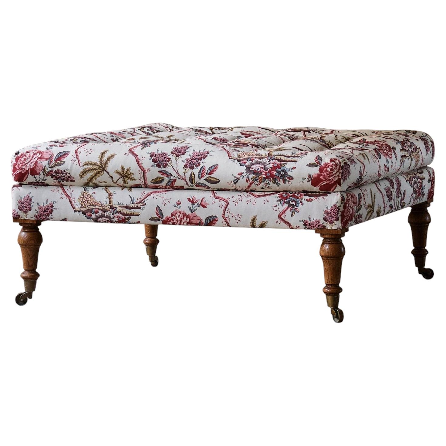 Maßgefertigter quadratischer Fußhocker im Landhausstil von Pierre Frey im Angebot