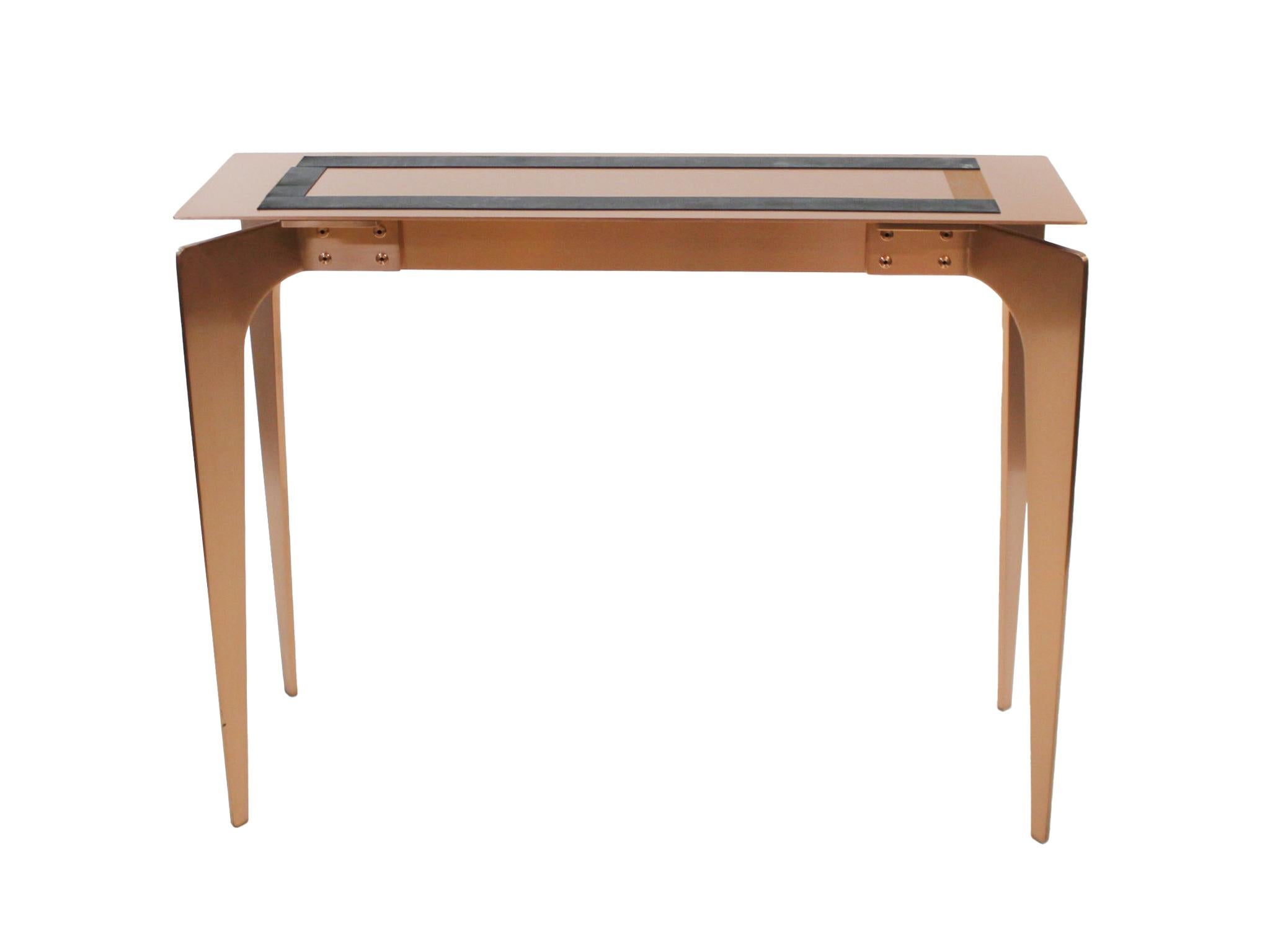 Questa consolle contemporanea fa parte della serie di mobili Prong di Gabriel Scott. È realizzato a mano e consiste in un piano in marmo bianco rettangolare e in una base e gambe in rame. Il design si rifà al Midcentury Modern, come i mobili di