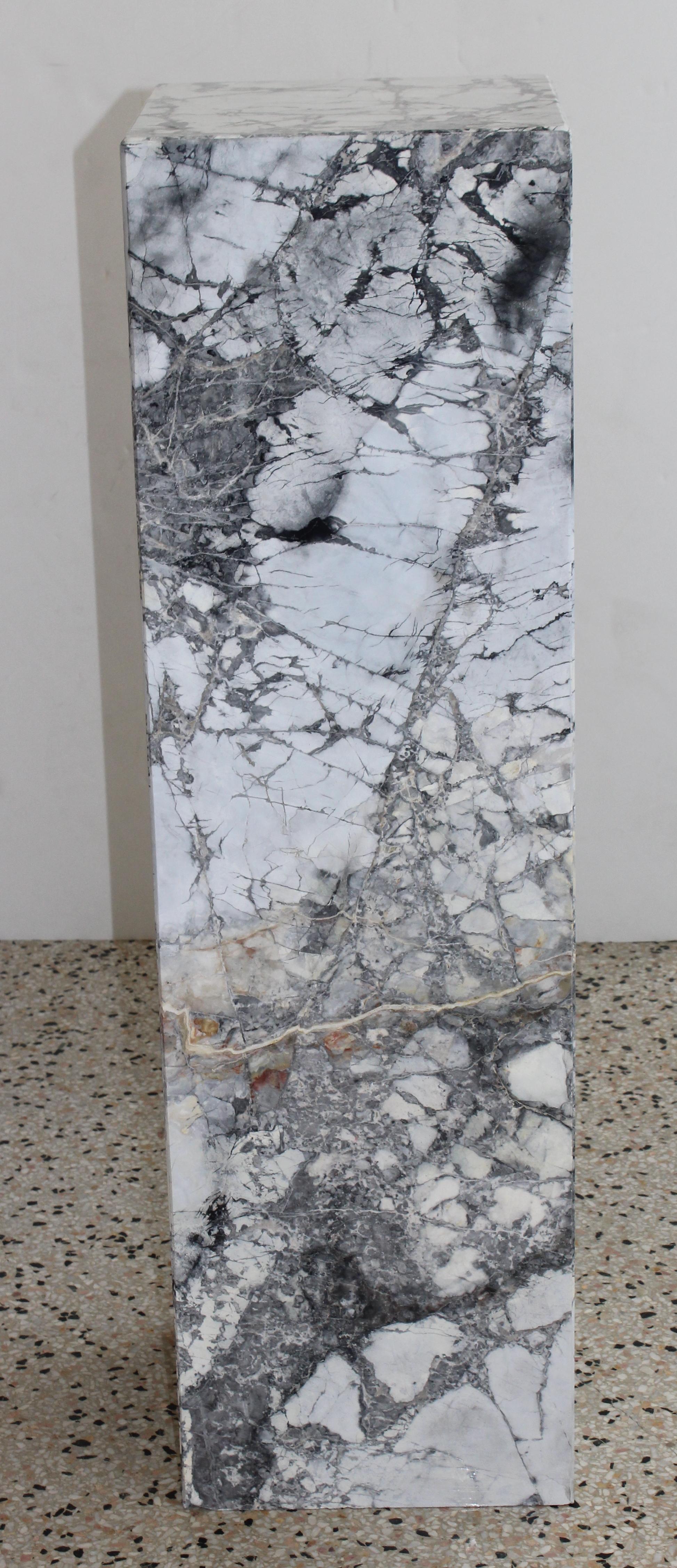 Moderno Piedistallo in marmo su misura di I.S.G. in vendita