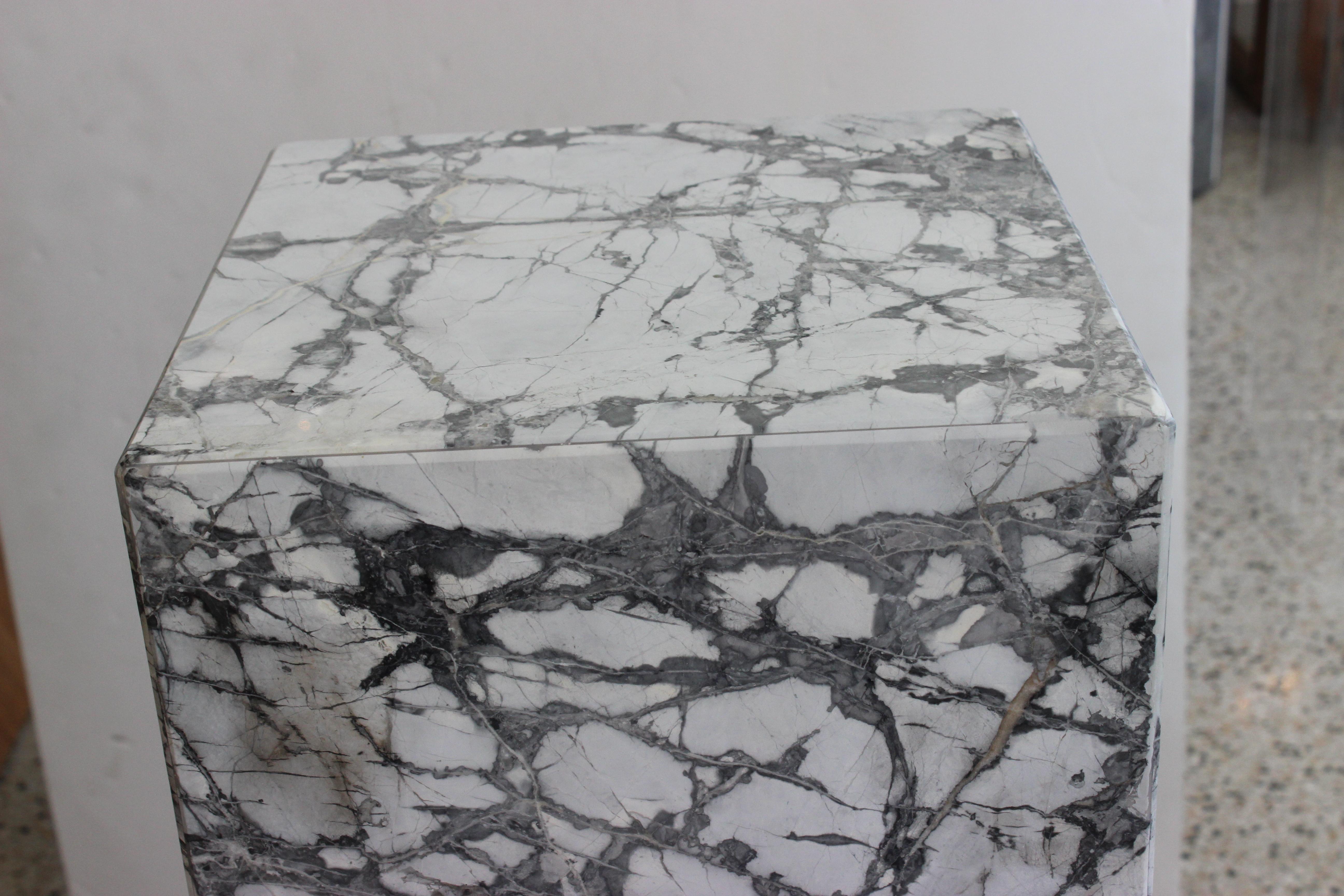 Aluminium Piédestal en marbre sur mesure d'I.S.G. en vente