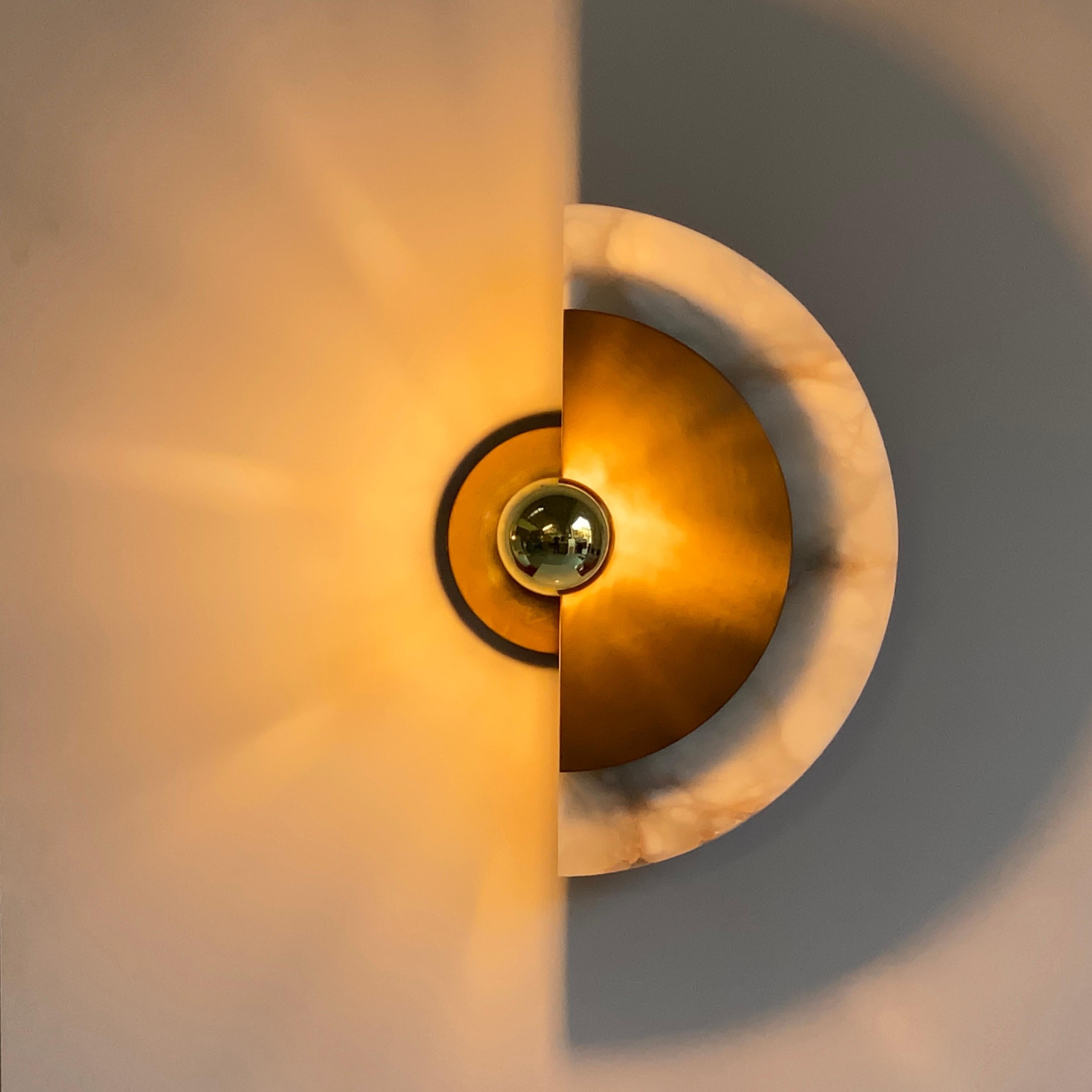 Cosulich interiors in collaboration with Matlight: this organic wall light, entirely handcrafted in Italy, with its circular shape is called LEVANTE for its strong natural reference to the sun and the moon. The possibility of placing the discs in 12