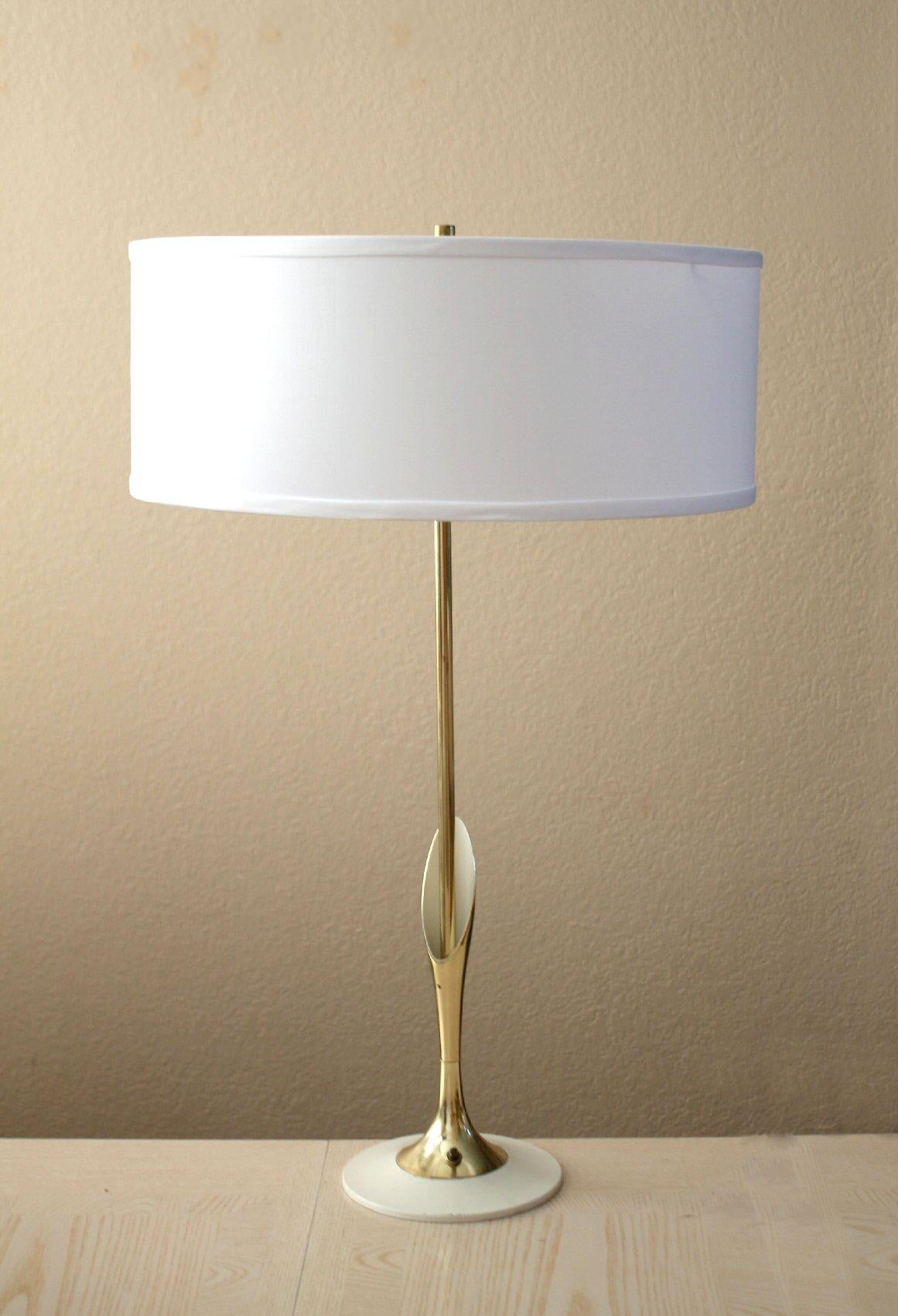 Gorgeous!

Bespoke Laurel Lamp
Mid Century Modern
Brass and White Enameled Metal

Incredibly Clean Design!

Attributed to Richard Barr

This is a marvelous Laurel Table Lamp with brass and white enameled metal following their traditional abstract