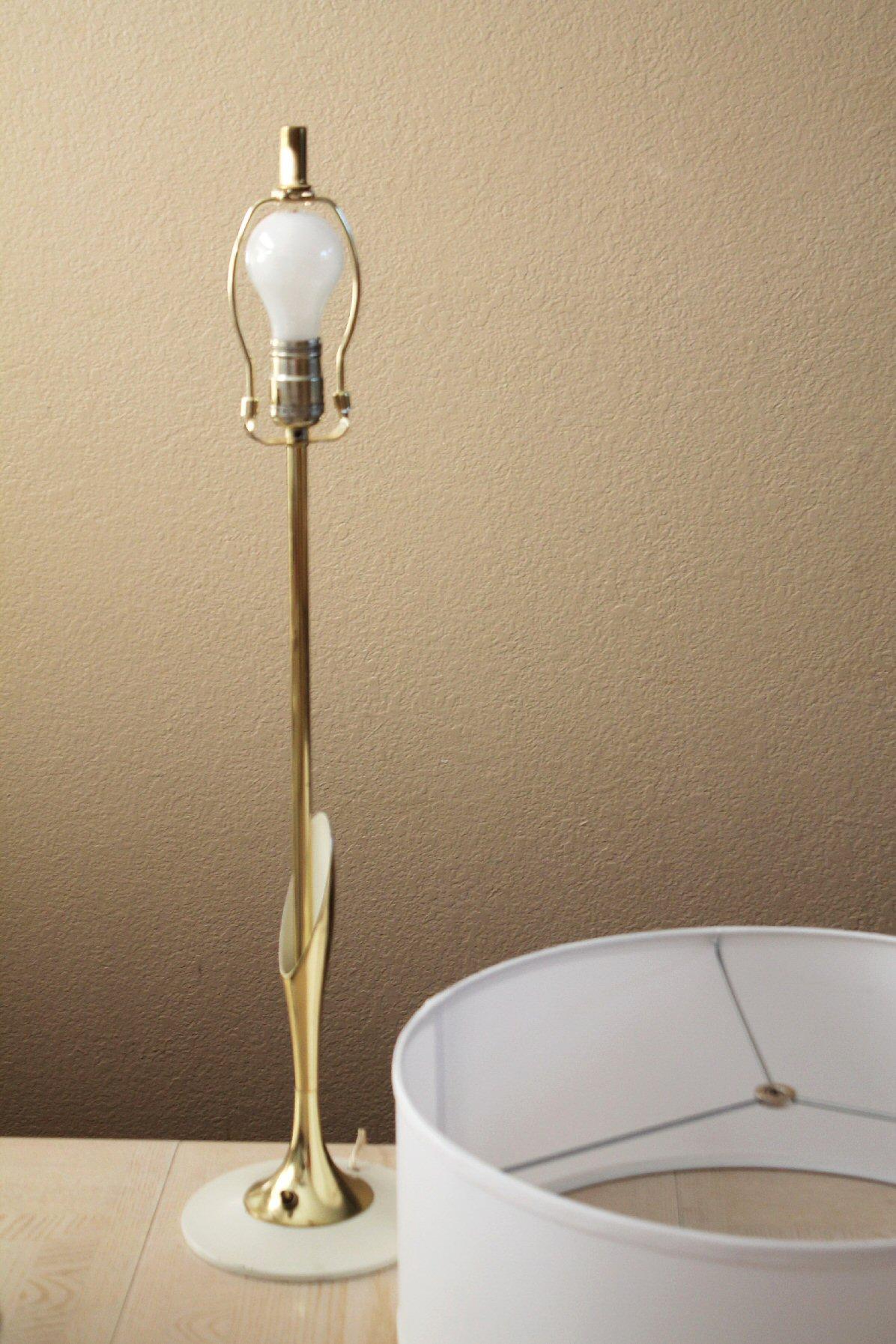 Bespoke Mid Century Modern Brass Laurel Lamp. Weißes, sauberes Richard Barr-Design.  (Moderne der Mitte des Jahrhunderts) im Angebot