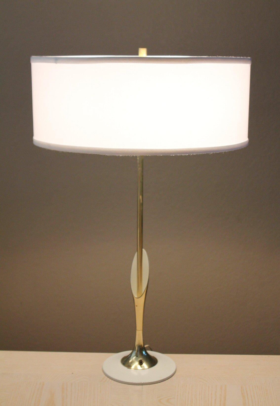 Bespoke Mid Century Modern Brass Laurel Lamp. Weißes, sauberes Richard Barr-Design.  (20. Jahrhundert) im Angebot
