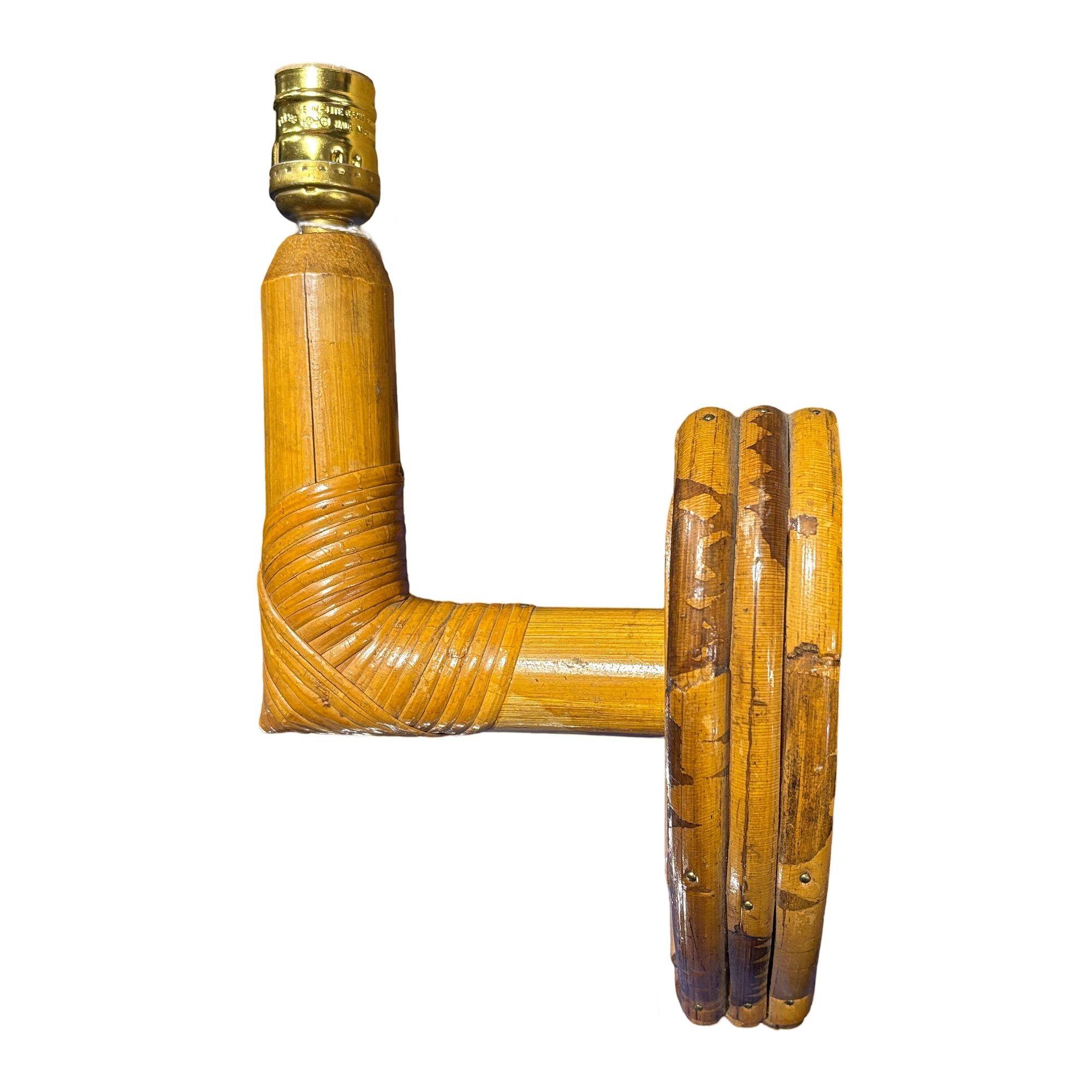 Bespoke Mid-century Split Rattan Heart Shaped Wall Sconce In condizioni ottime in vendita a Van Nuys, CA