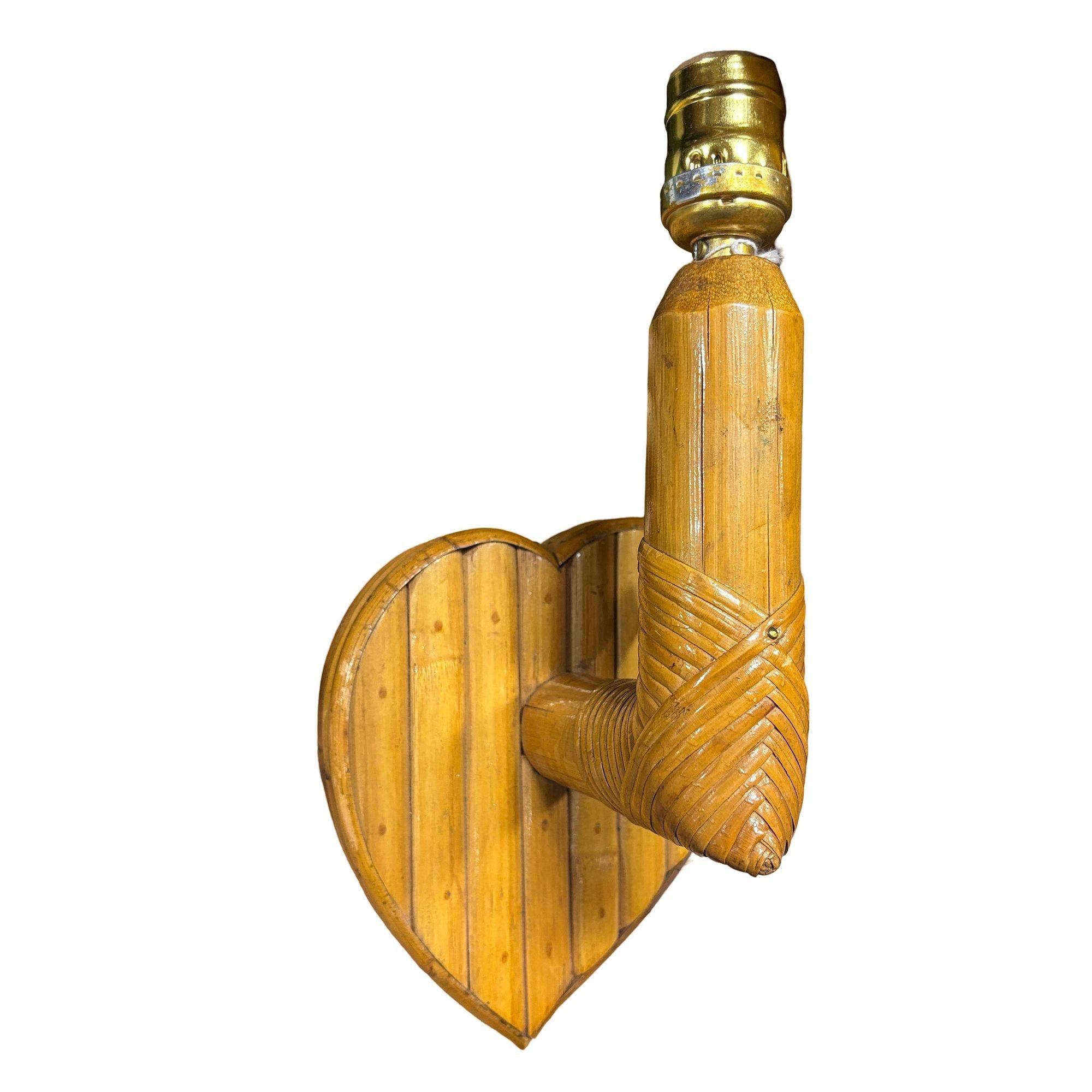 Metà XX secolo Bespoke Mid-century Split Rattan Heart Shaped Wall Sconce in vendita