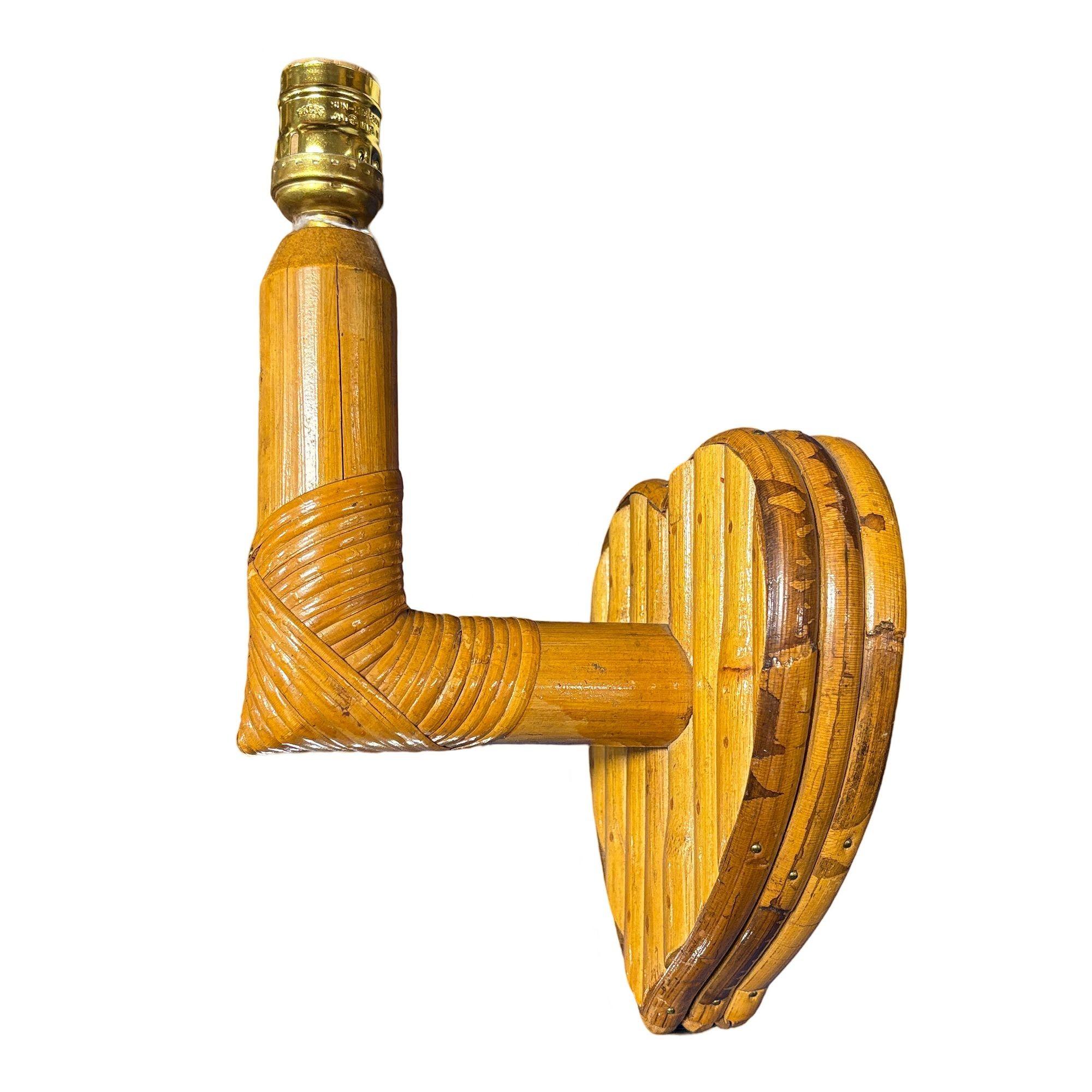 Bespoke Mid-century Split Rattan Heart Shaped Wall Sconce in vendita 1