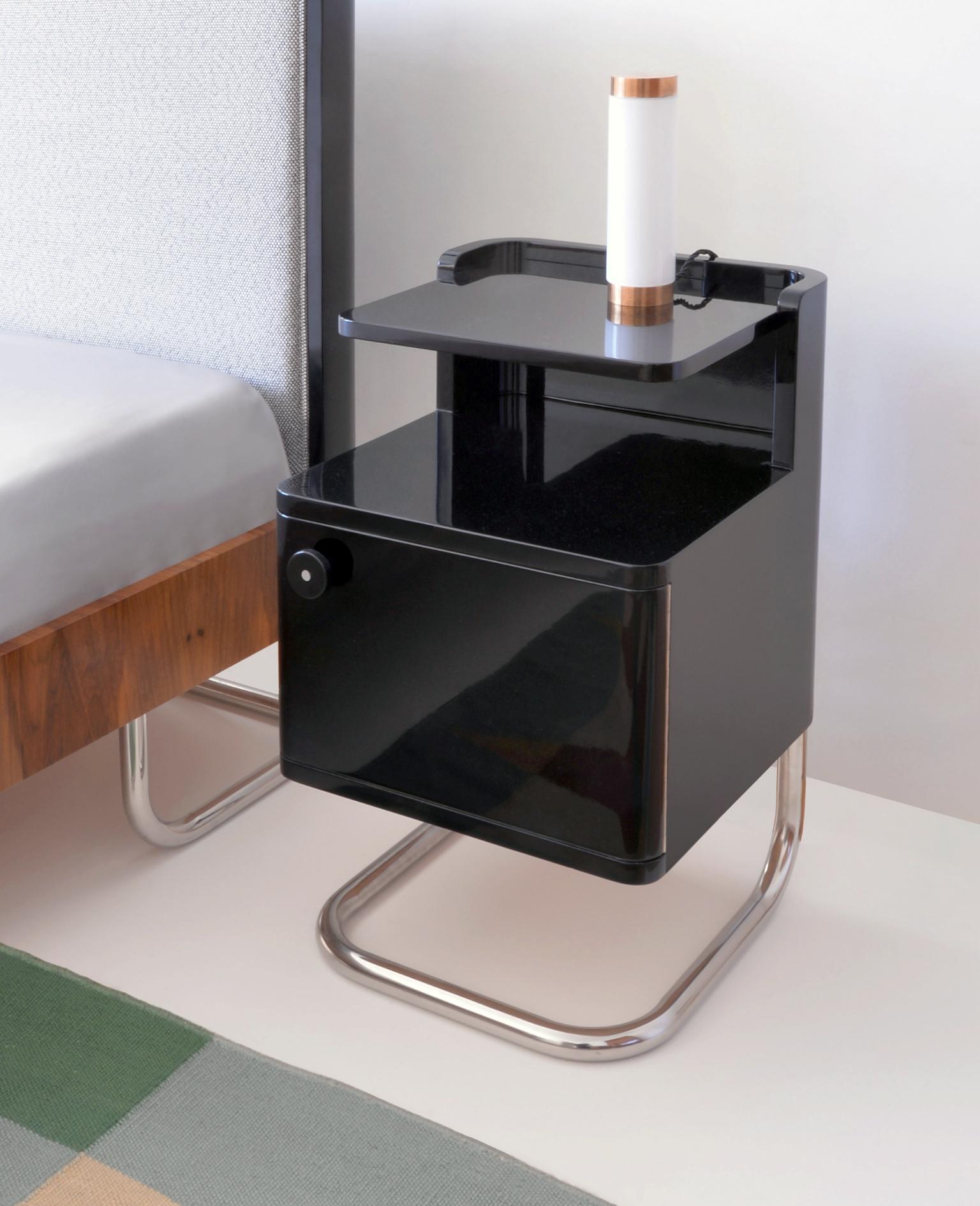 Cama de matrimonio contemporánea moderna a medida con mesillas de noche de madera artesanal en venta 7