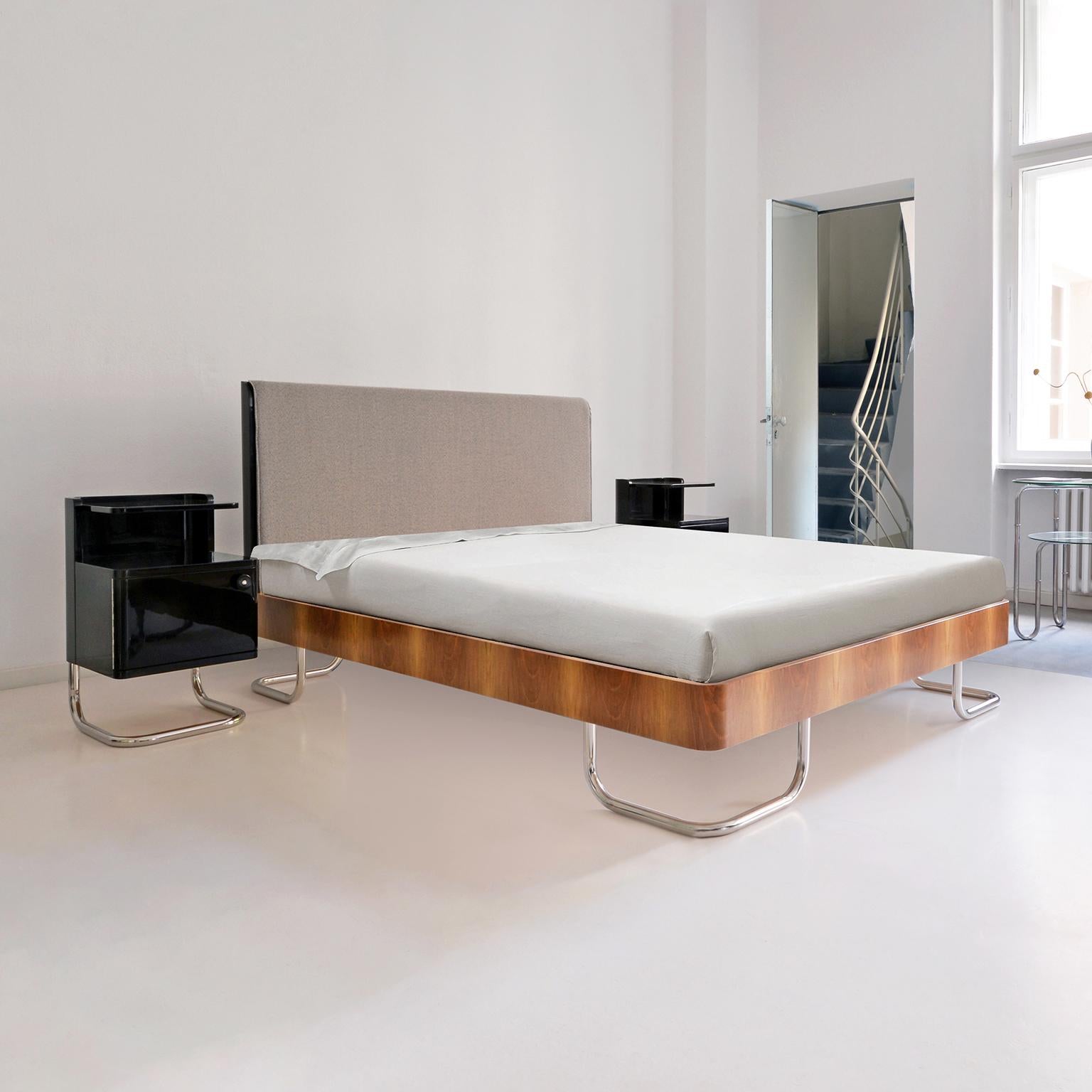 Modern contemporary customizable double bed with bedside cabinets in handcrafted wood, manufactured by GMD Berlin, Germany, 2018

Delivery time: 7-8 weeks.