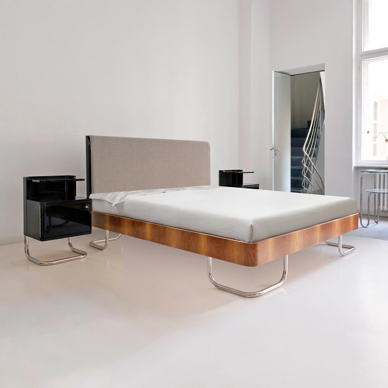 Cama de matrimonio moderna contemporánea personalizable con mesillas de noche de madera artesanal, fabricada por GMD Berlin, Alemania, 2018

Tiempo de producción: c. 12 semanas.