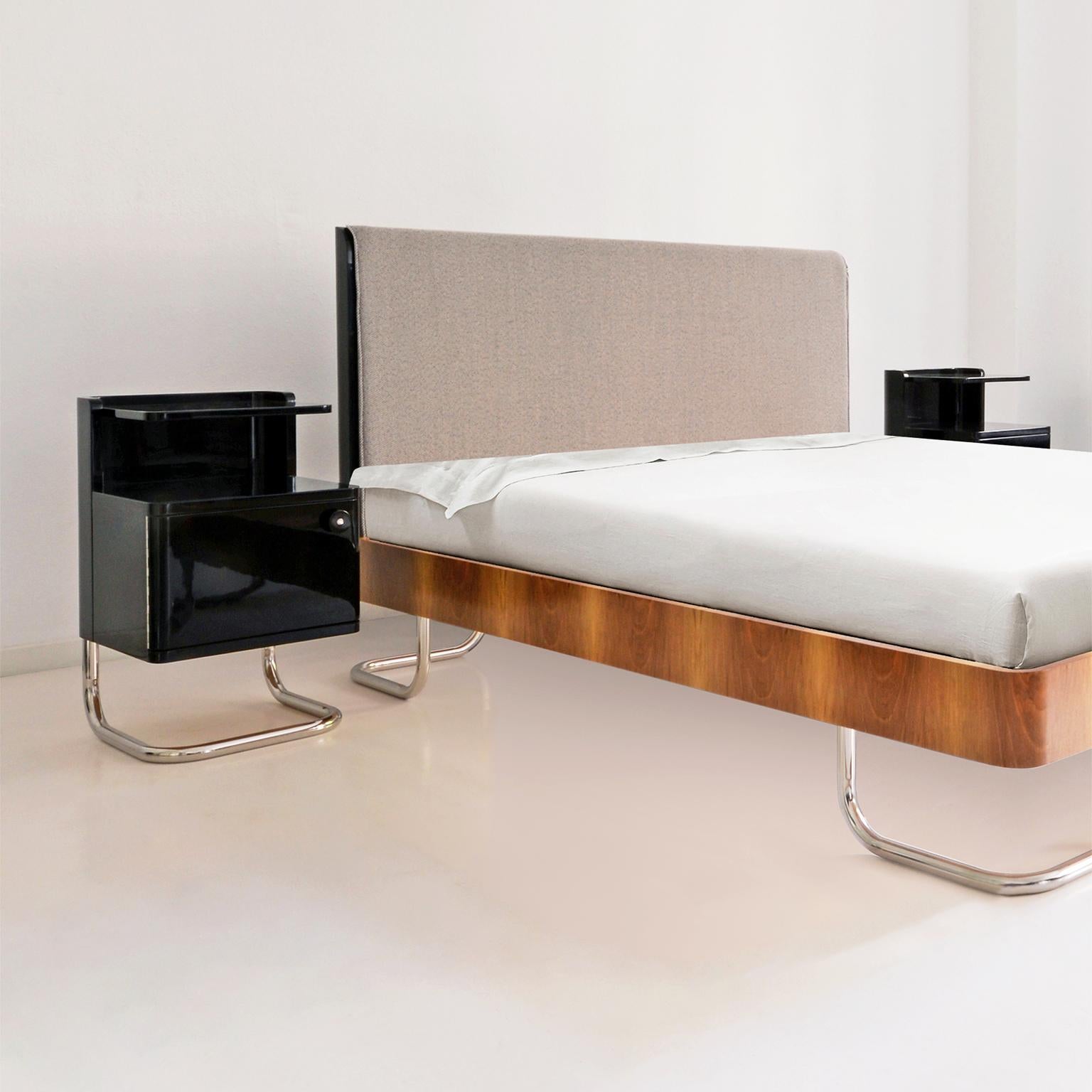Cama de matrimonio contemporánea moderna a medida con mesillas de noche de madera artesanal Moderno en venta